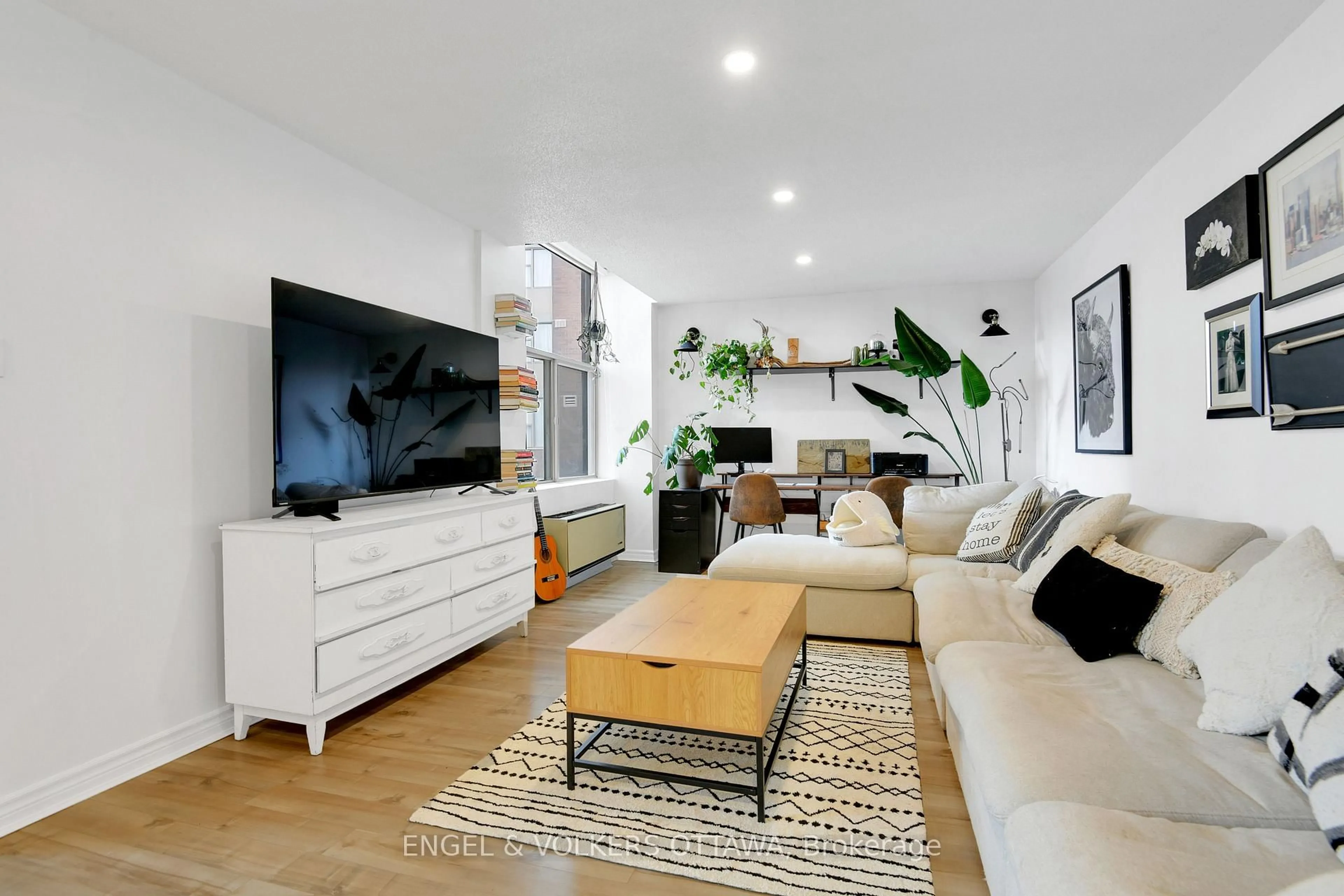 Living room with furniture, unknown for 2759 Carousel Cres #101, Ottawa Ontario K1T 2N5