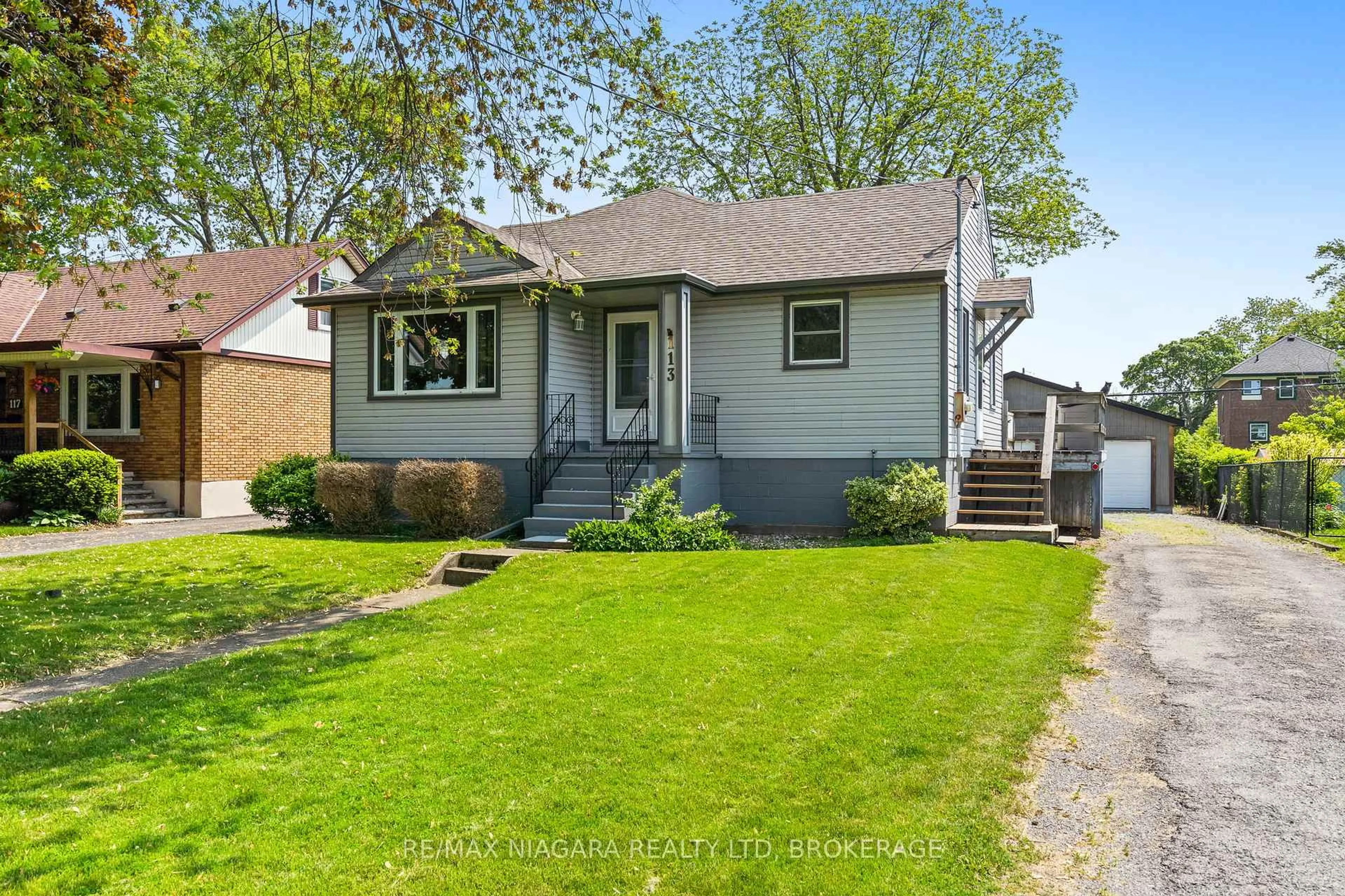Home with vinyl exterior material, street for 113 Linwood Ave, Port Colborne Ontario L3K 5J8