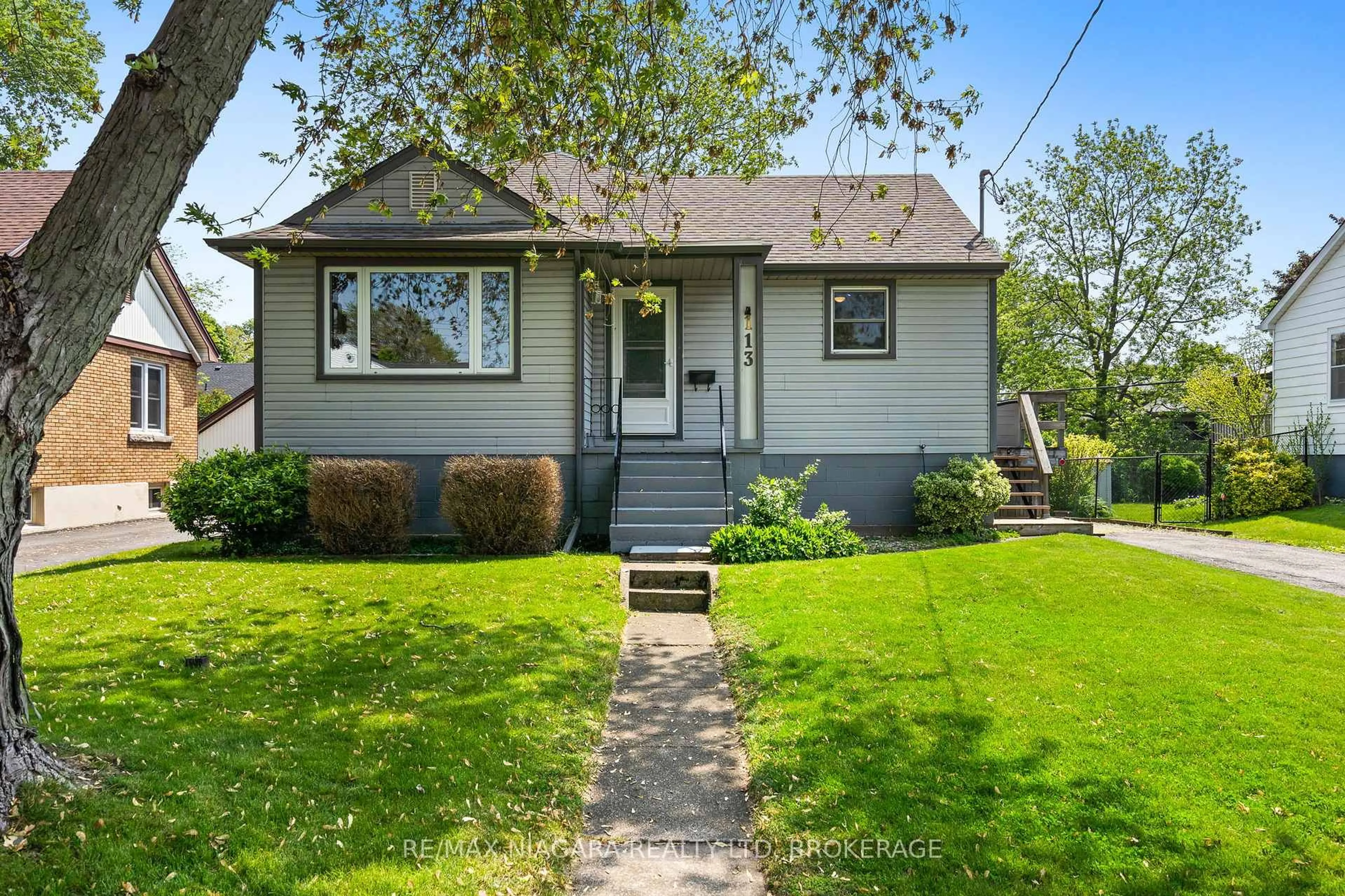 Home with vinyl exterior material, street for 113 Linwood Ave, Port Colborne Ontario L3K 5J8