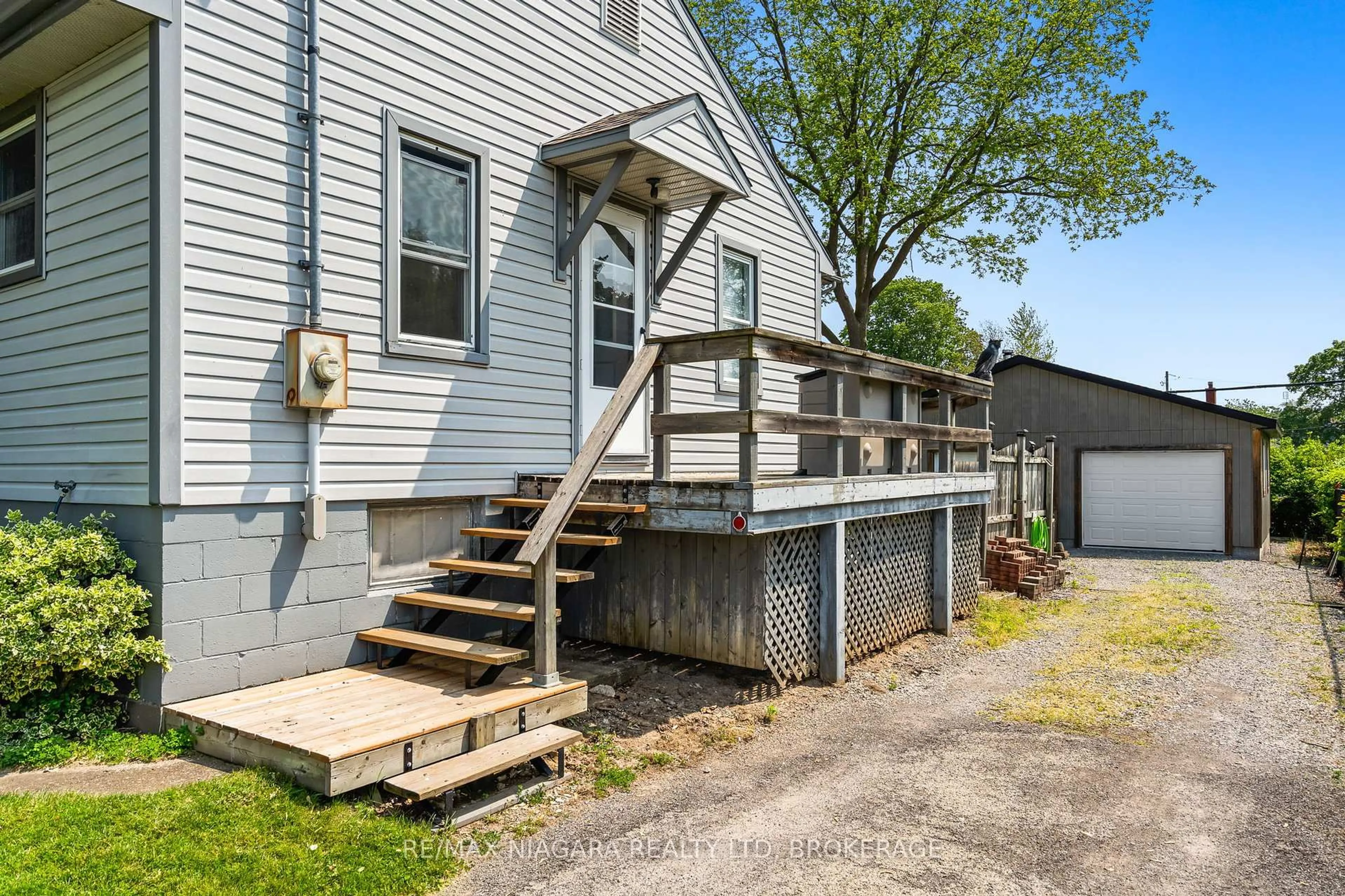 Patio, street for 113 Linwood Ave, Port Colborne Ontario L3K 5J8