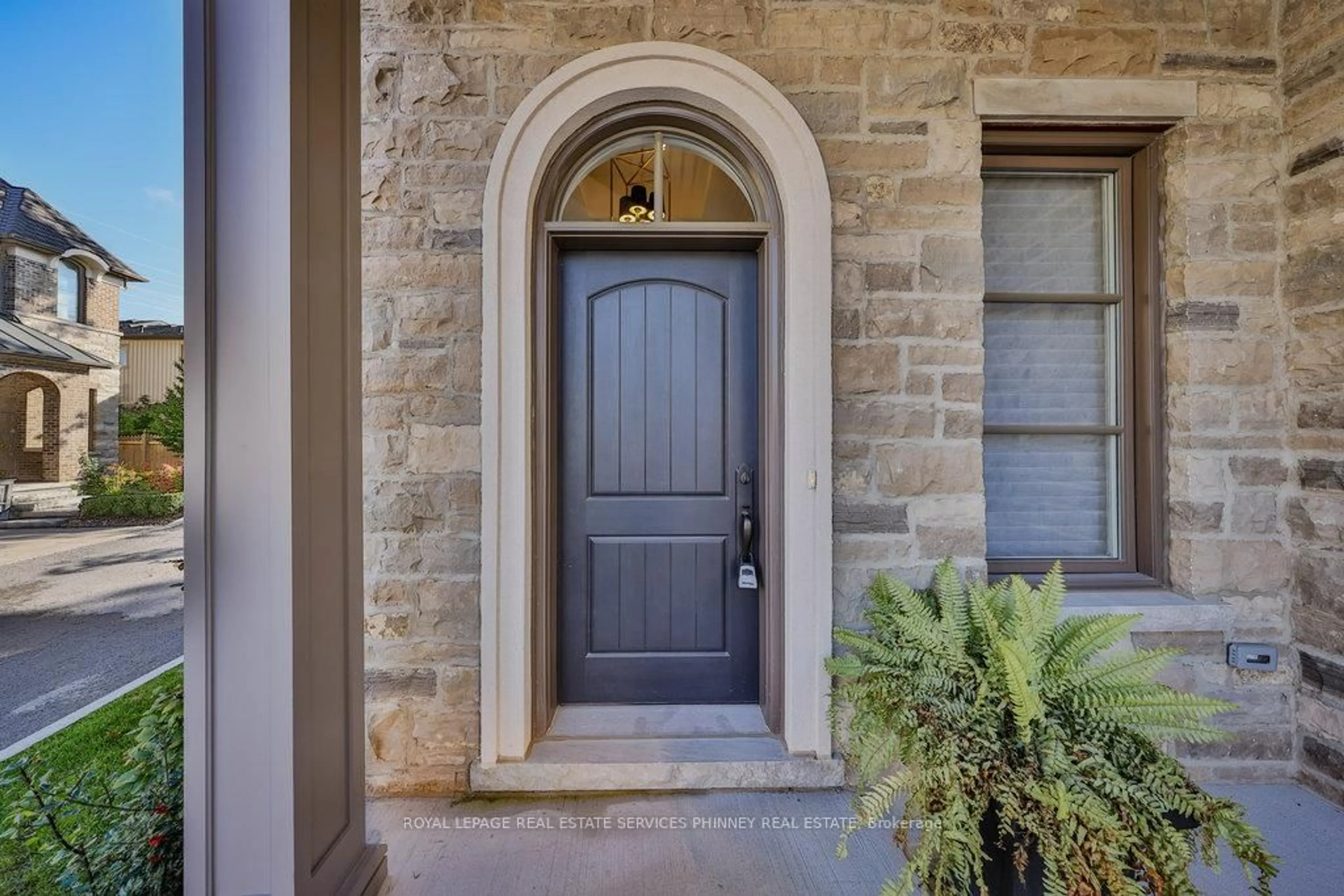 Indoor entryway for 3 Arbourvale Common, St. Catharines Ontario L2T 2Z9