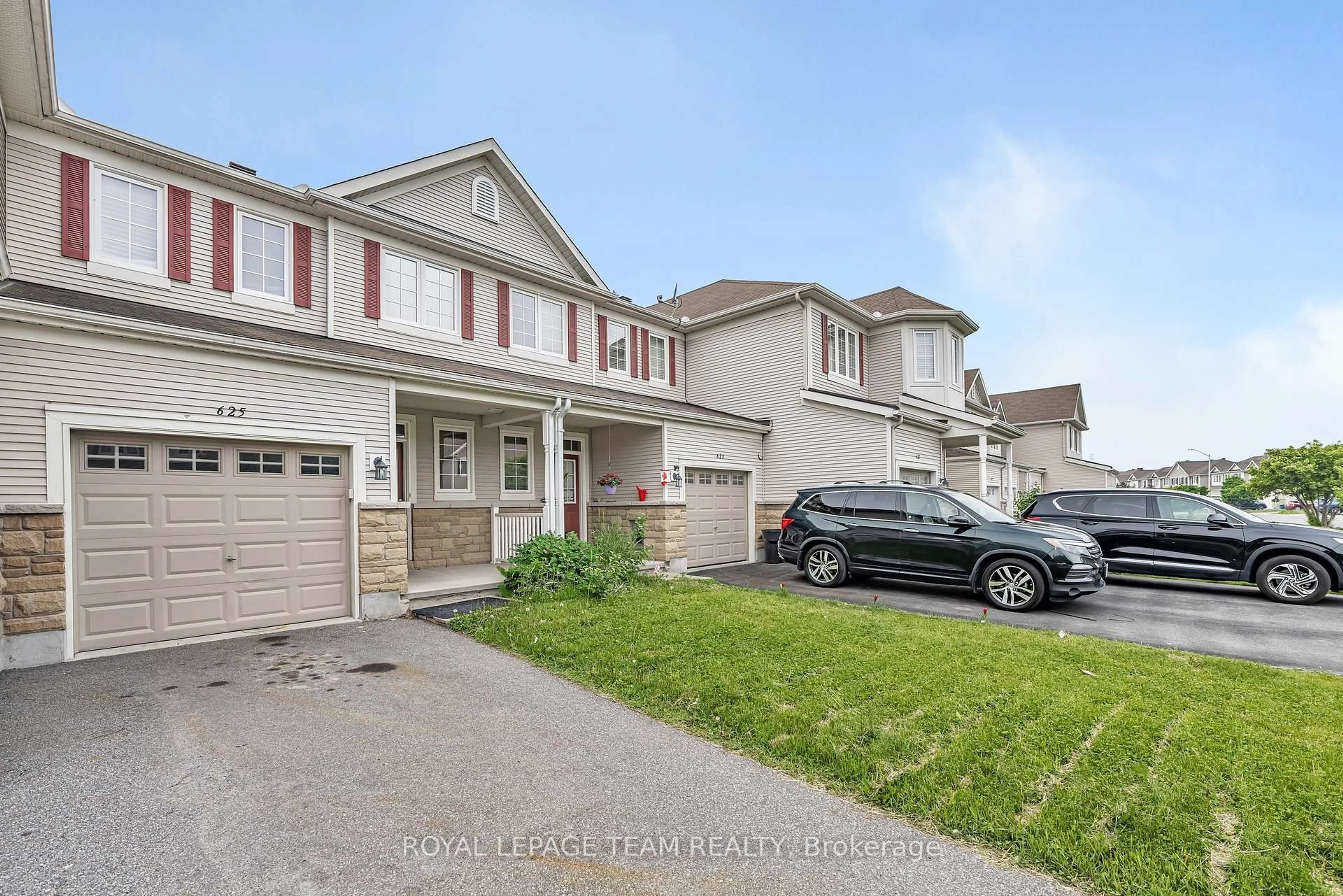 A pic from outside/outdoor area/front of a property/back of a property/a pic from drone, street for 625 Pepperville Cres, Ottawa Ontario K2M 0E8