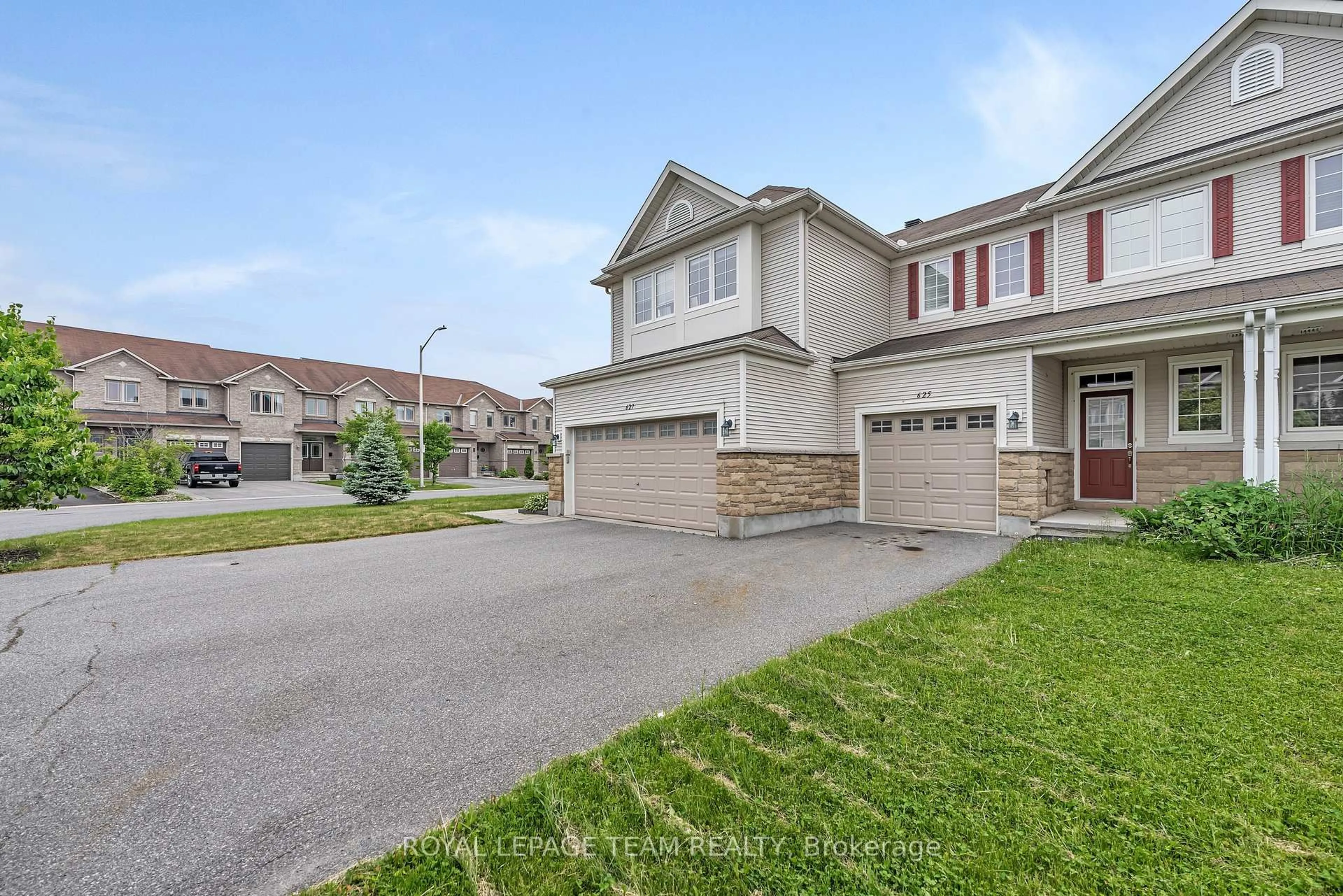 A pic from outside/outdoor area/front of a property/back of a property/a pic from drone, street for 625 Pepperville Cres, Ottawa Ontario K2M 0E8