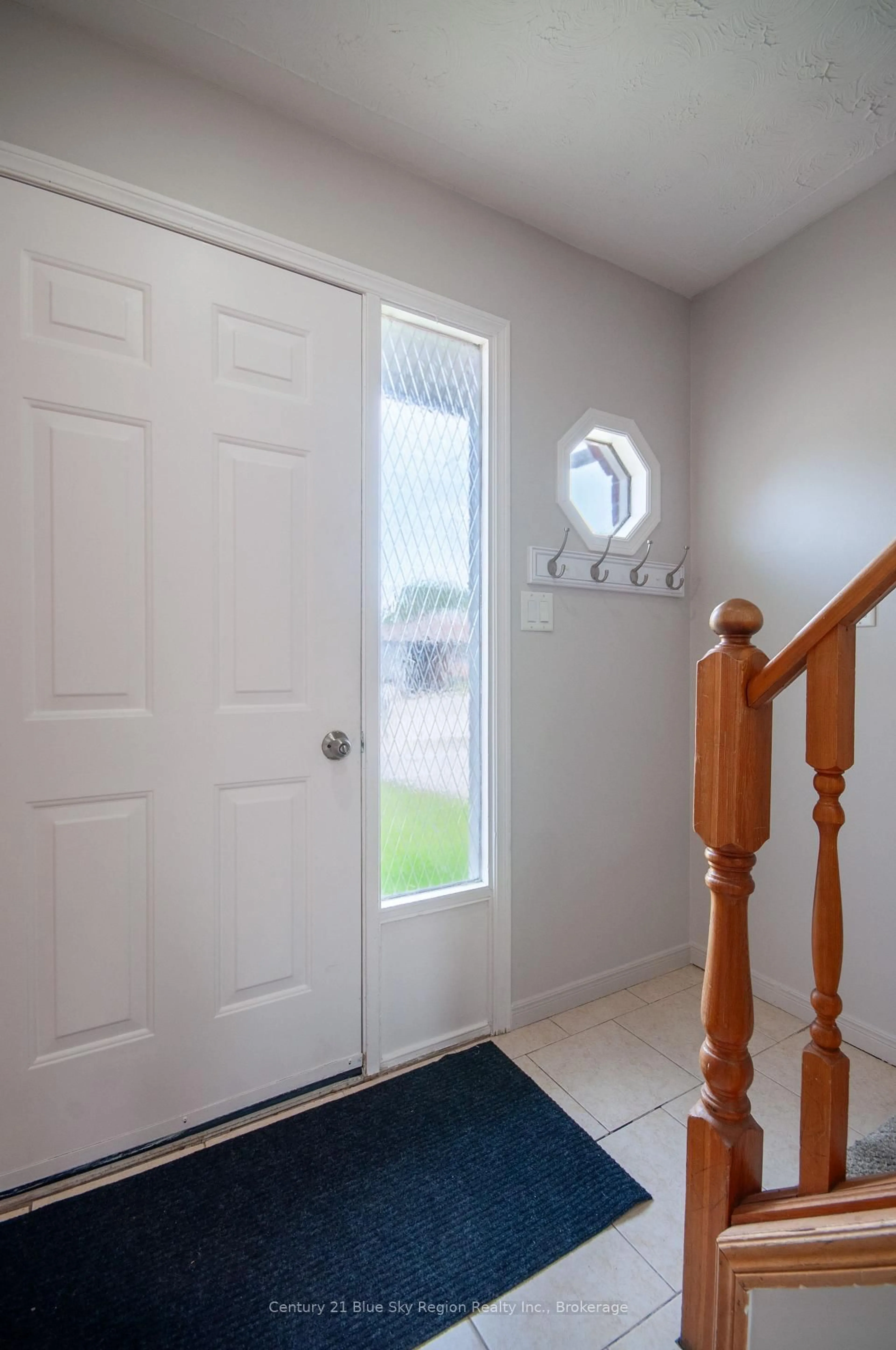 Indoor entryway for 26 Paul St, North Bay Ontario P1B 9M1