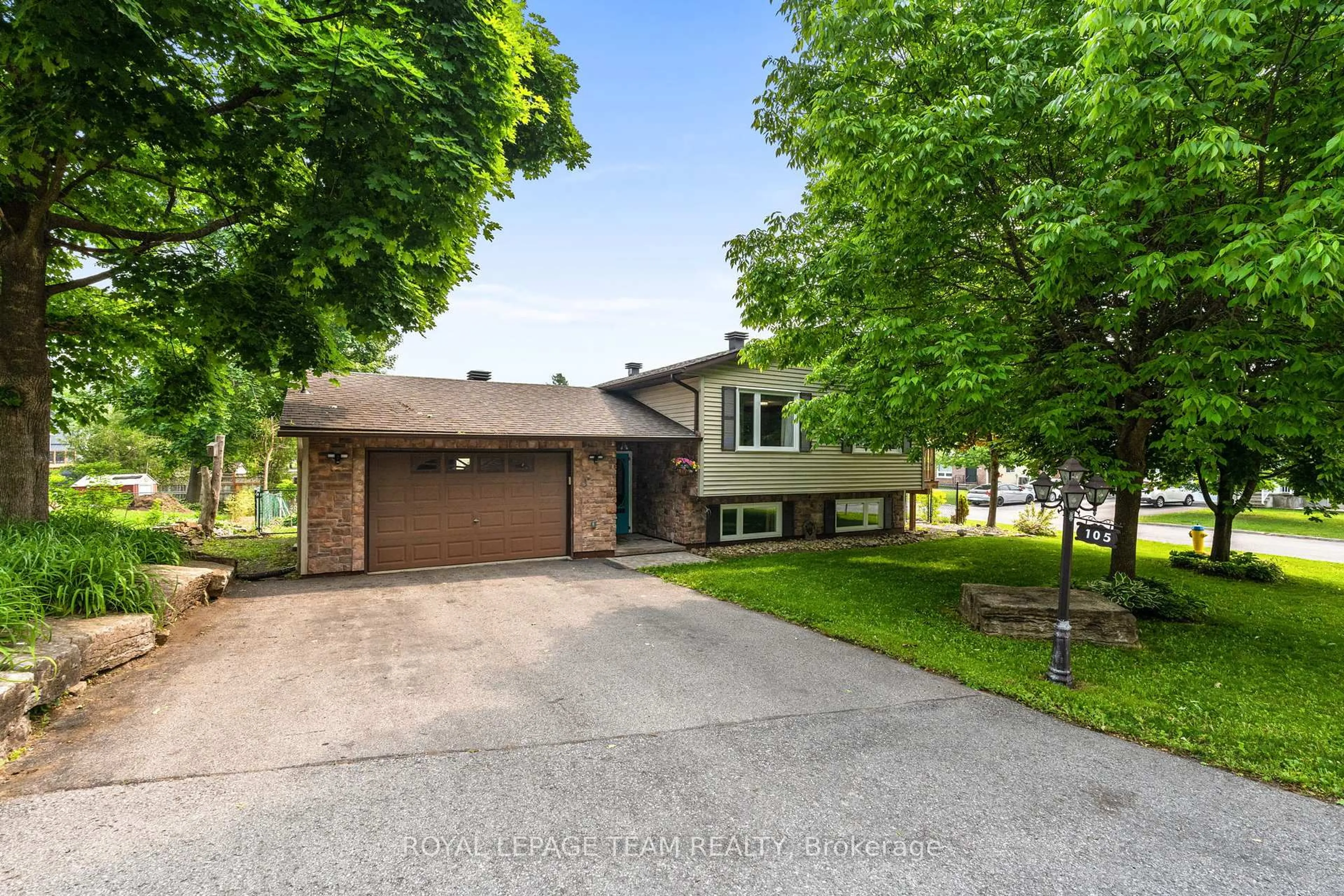 A pic from outside/outdoor area/front of a property/back of a property/a pic from drone, street for 105 Campbell St, Carleton Place Ontario K7C 2R8