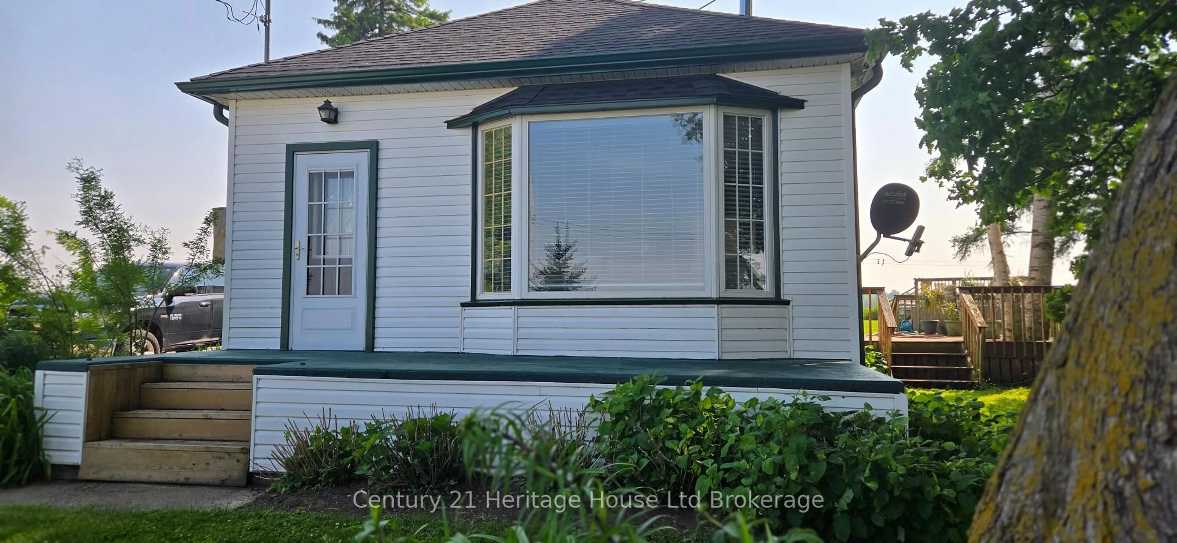 Home with vinyl exterior material, street for 474593 DODGE Line, South-West Oxford Ontario N0J 1A0