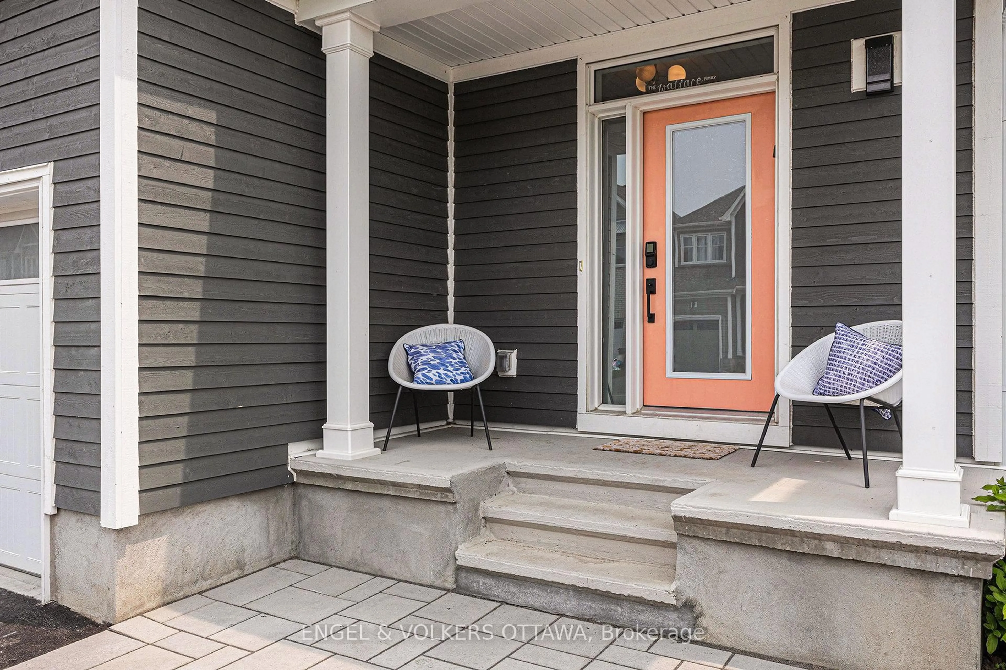 Indoor entryway for 184 Equitation Circ, Richmond Ontario K0A 2Z0