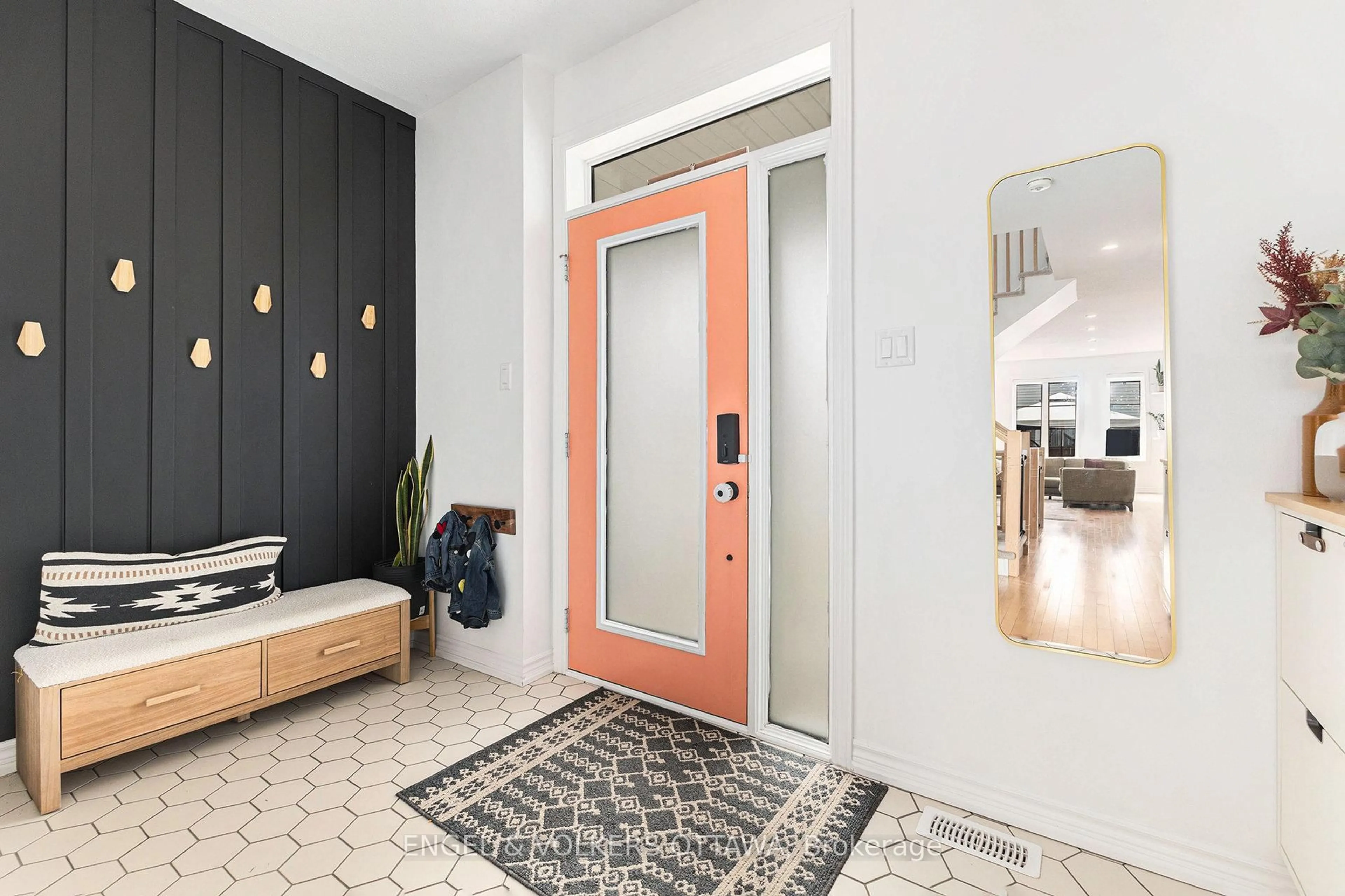 Indoor entryway for 184 Equitation Circ, Richmond Ontario K0A 2Z0