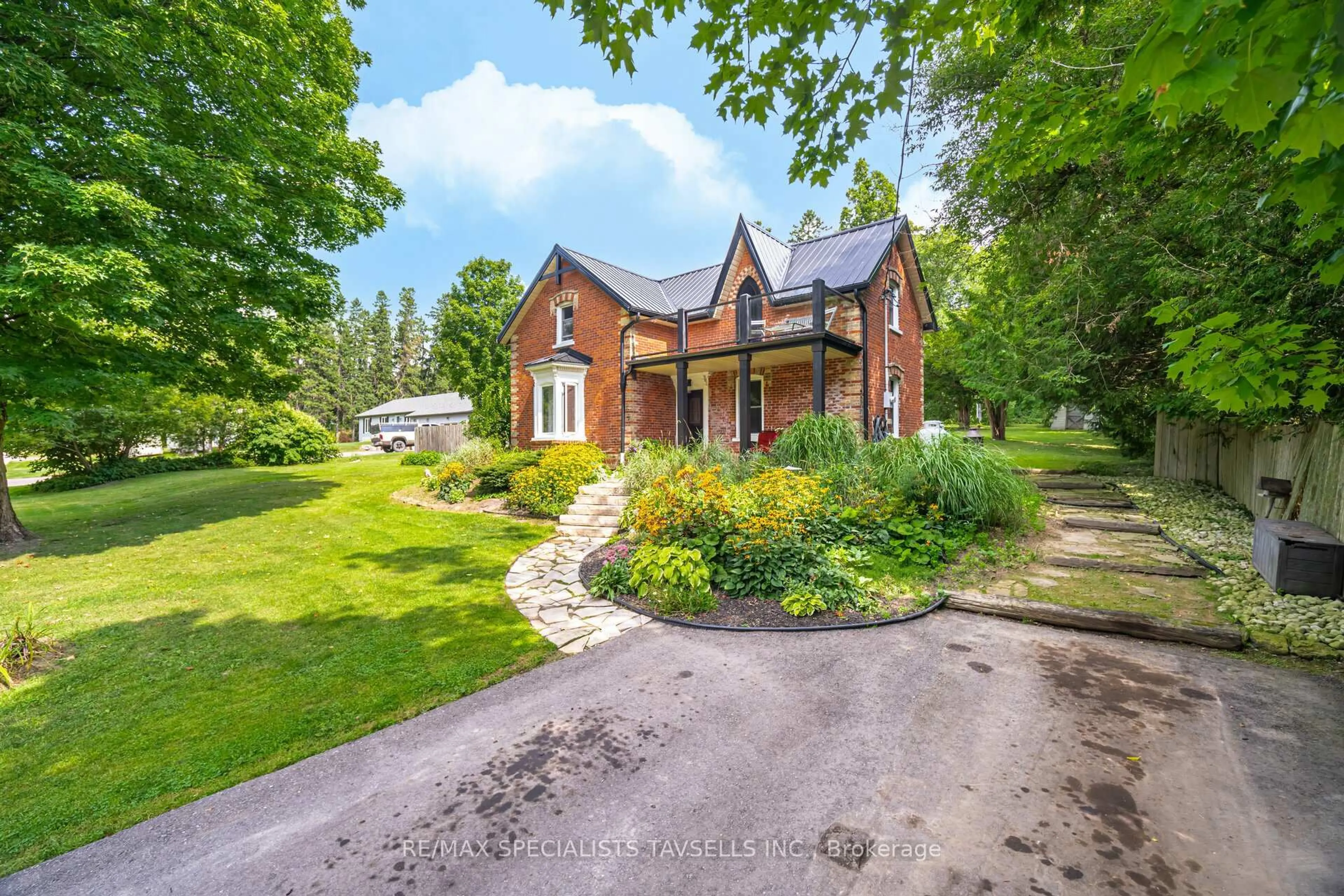 A pic from outside/outdoor area/front of a property/back of a property/a pic from drone, street for 21 Nelson St, Centre Wellington Ontario N0B 1J0