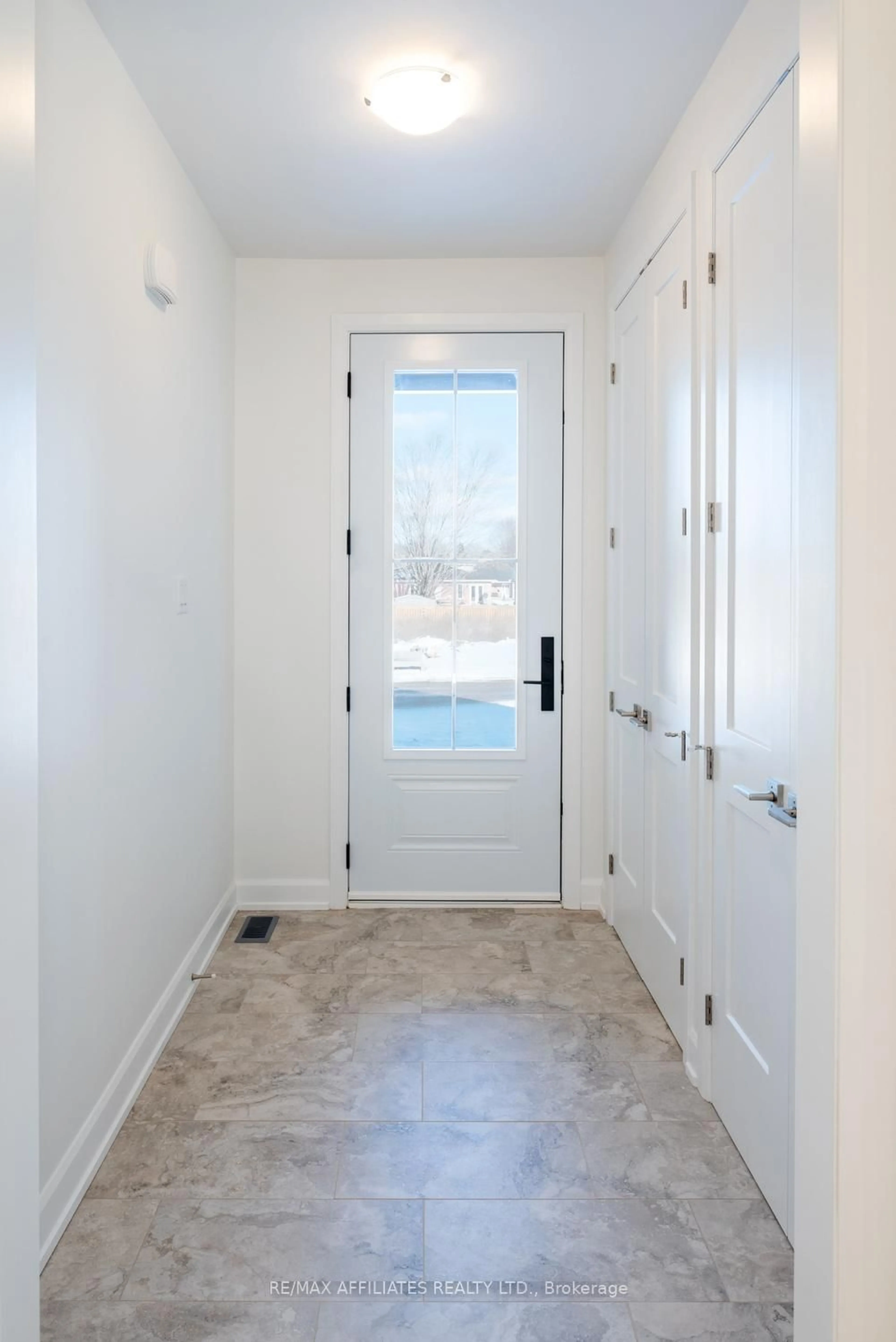 Indoor entryway for 93 Rabb St, Smiths Falls Ontario K7A 0L6