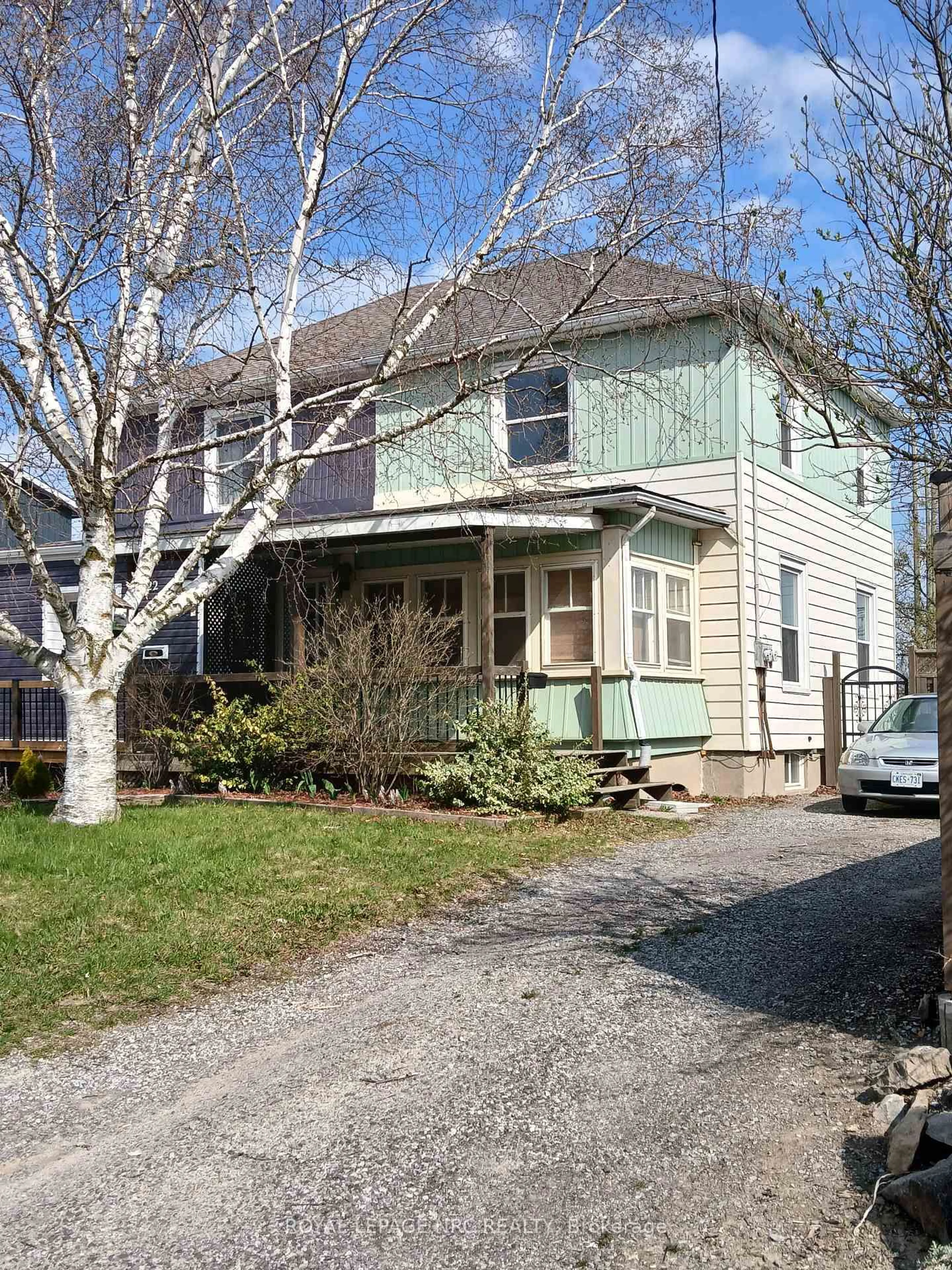 Home with vinyl exterior material, street for 20 Hayes Rd, Thorold Ontario L2V 1L8