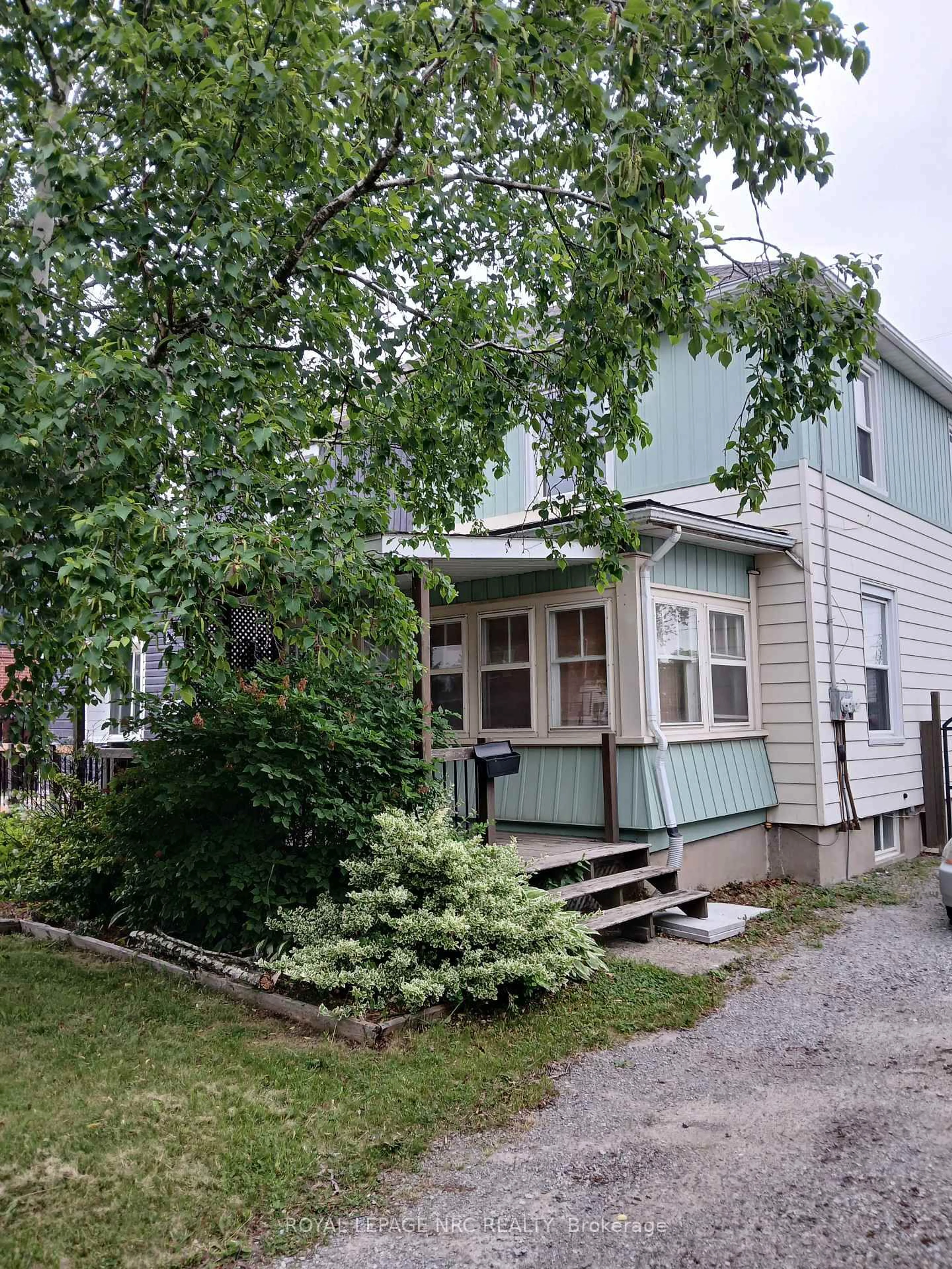 Home with vinyl exterior material, street for 20 Hayes Rd, Thorold Ontario L2V 1L8
