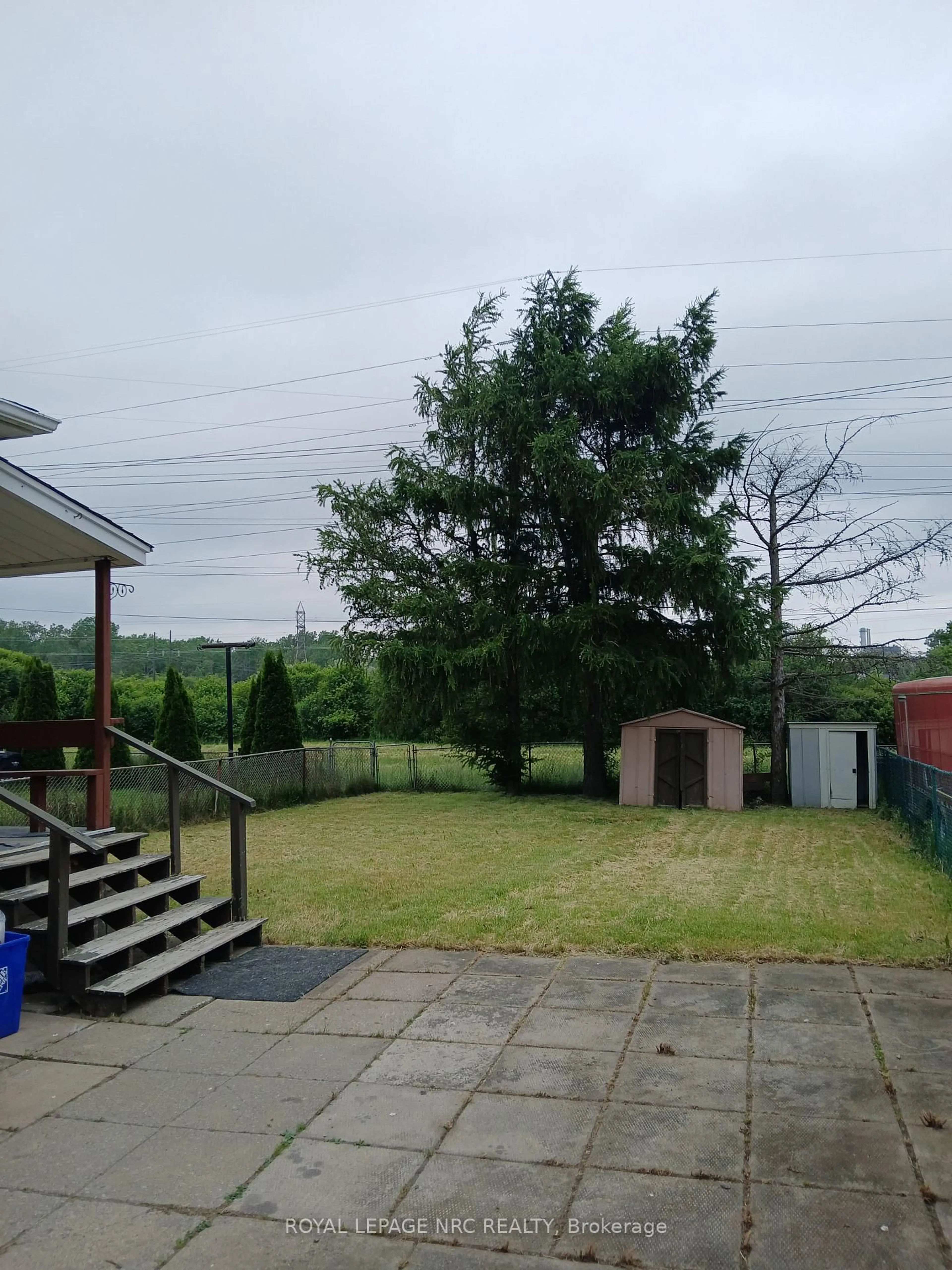 A pic from outside/outdoor area/front of a property/back of a property/a pic from drone, mountain view for 20 Hayes Rd, Thorold Ontario L2V 1L8