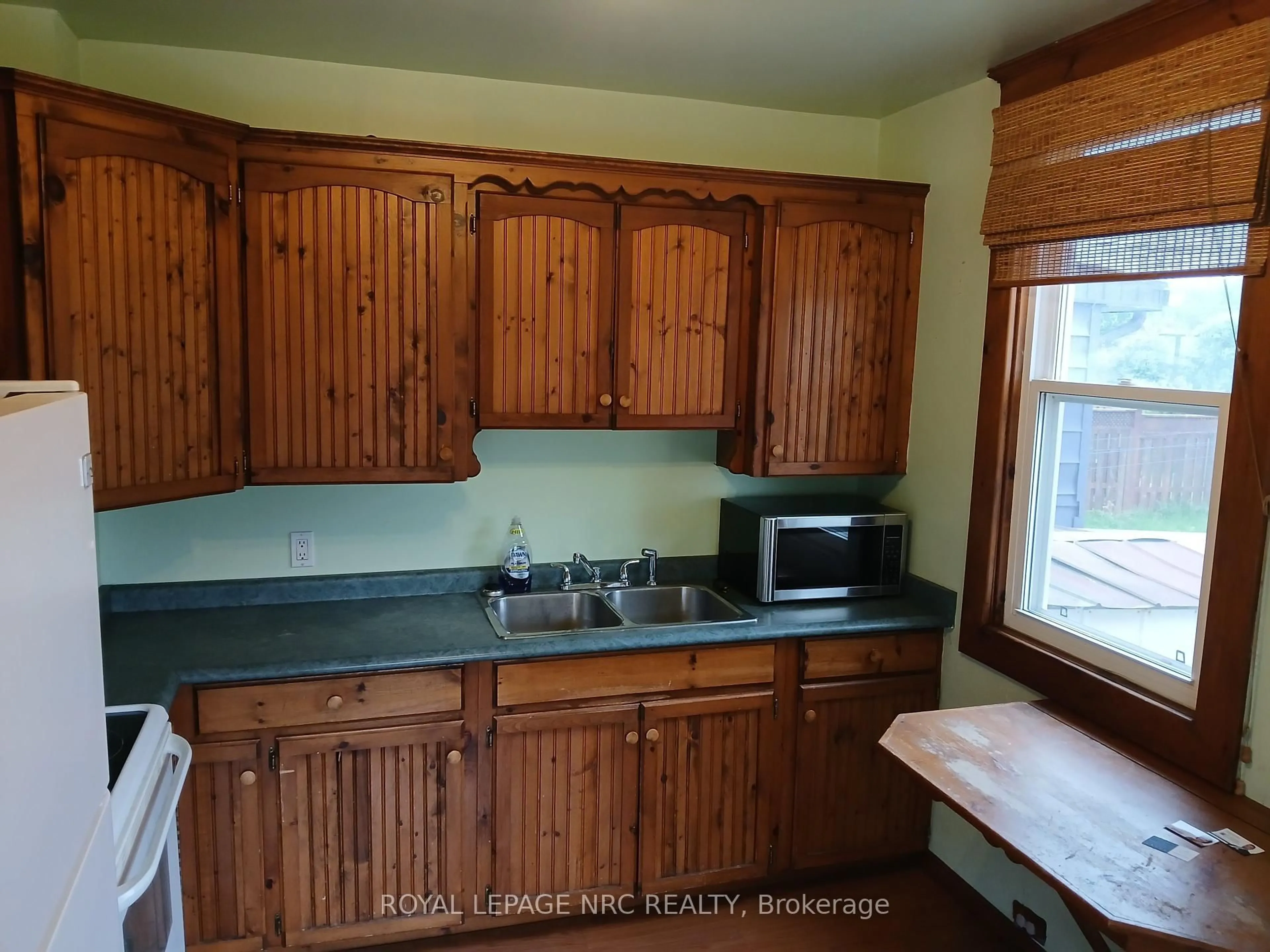 Standard kitchen, unknown for 20 Hayes Rd, Thorold Ontario L2V 1L8