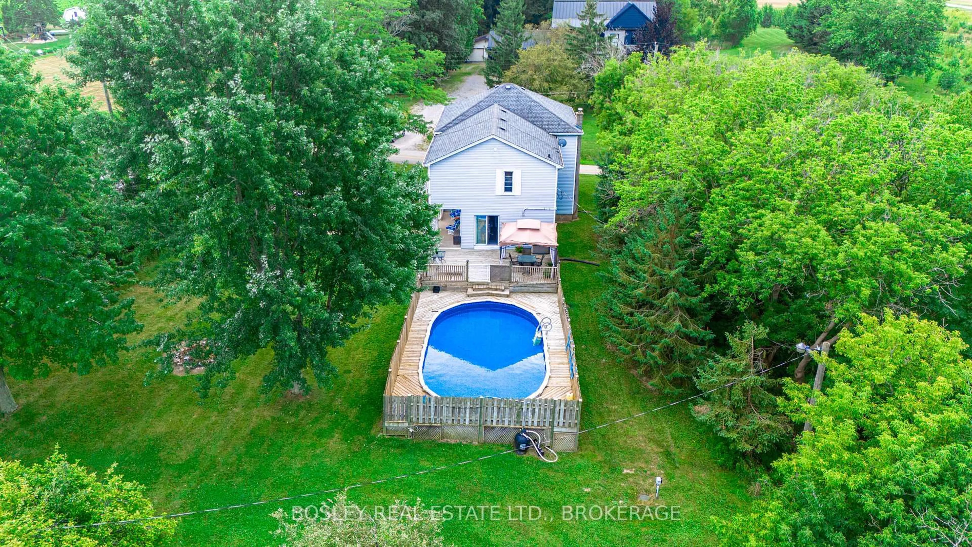 A pic from outside/outdoor area/front of a property/back of a property/a pic from drone, water/lake/river/ocean view for 1609 Eighth Ave, St. Catharines Ontario L2R 6P7