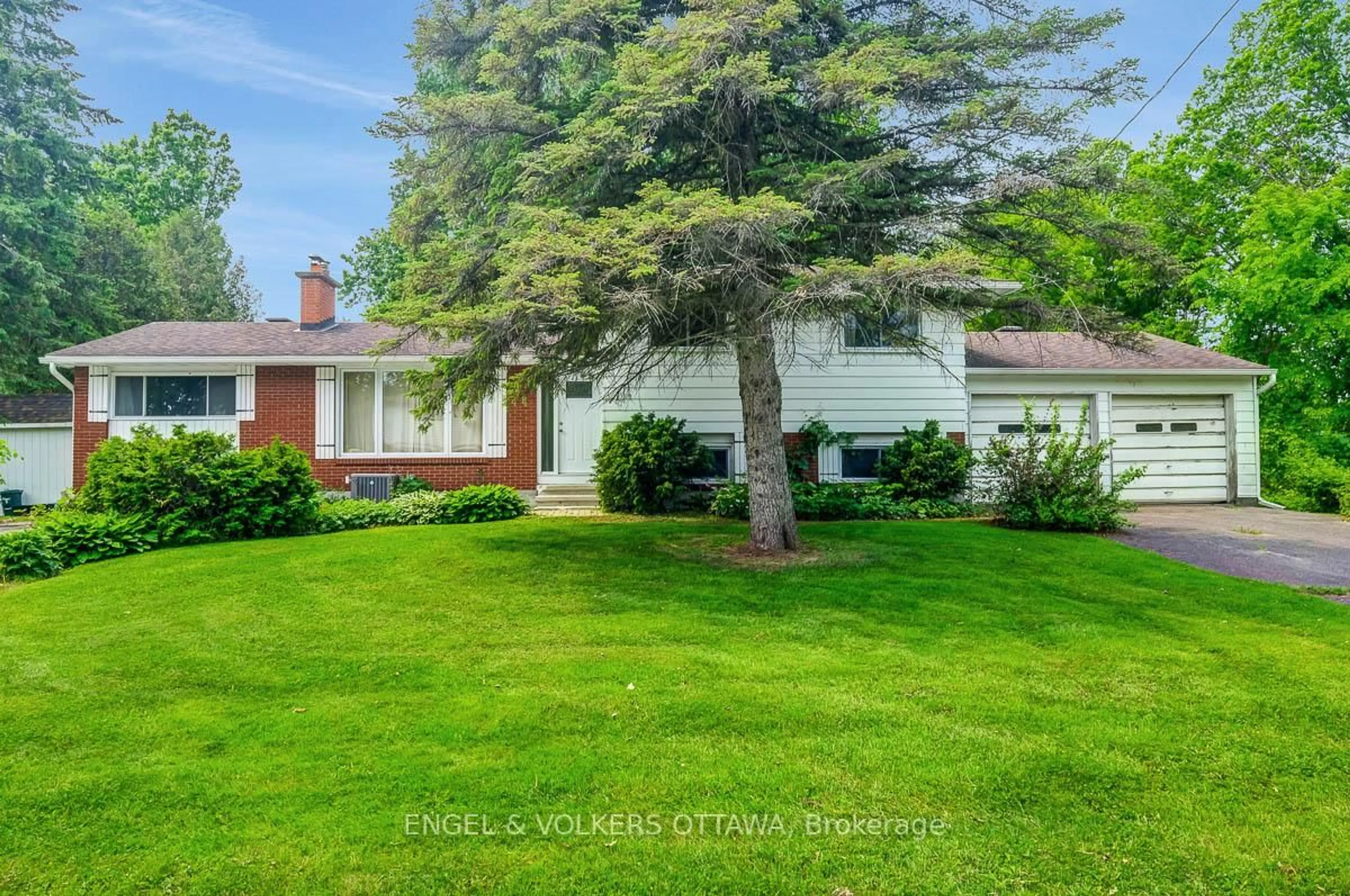 A pic from outside/outdoor area/front of a property/back of a property/a pic from drone, street for 44 Gamble Dr, Richmond Ontario K0A 2Z0