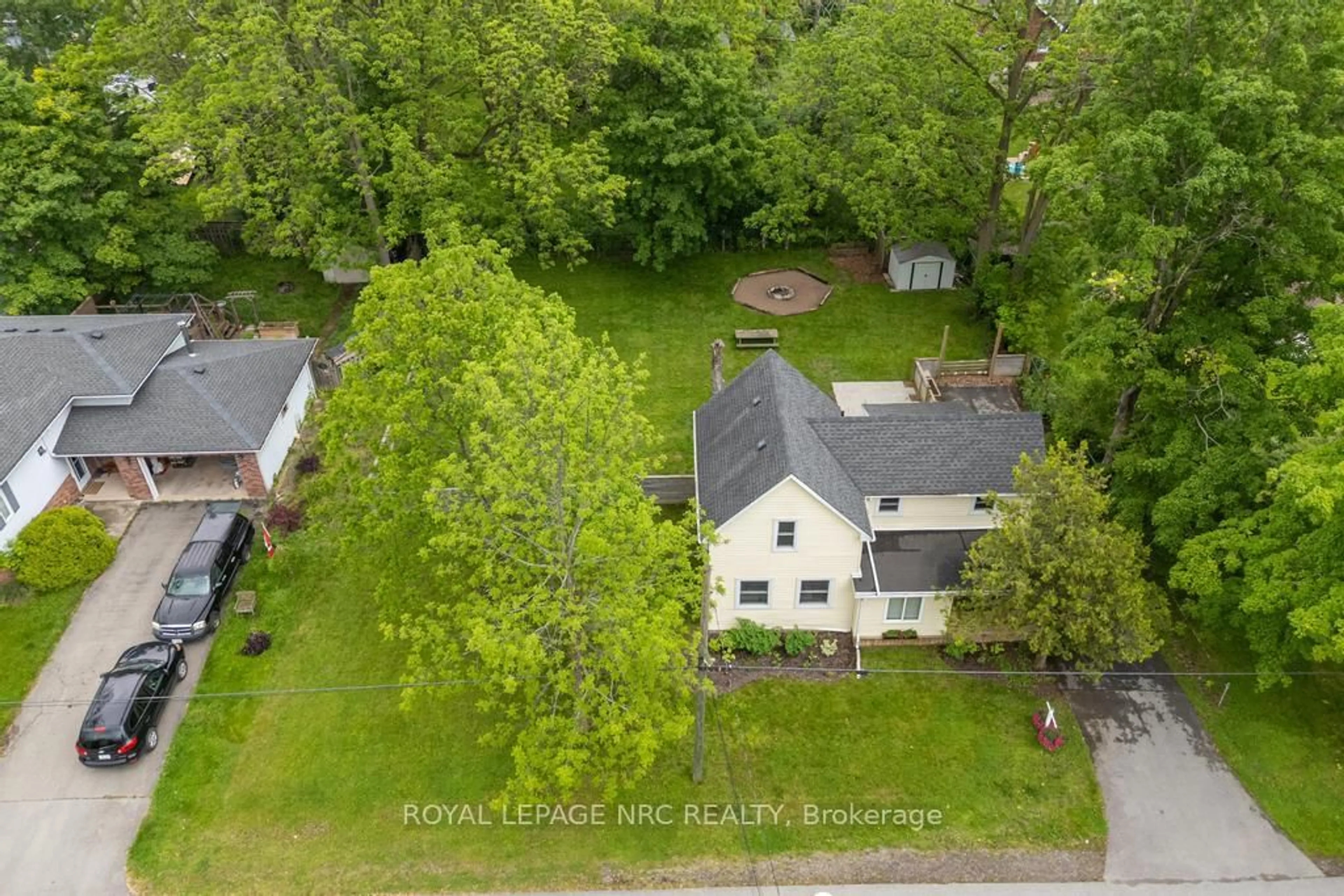 A pic from outside/outdoor area/front of a property/back of a property/a pic from drone, street for 474 North Mill St, Fort Erie Ontario L0S 1N0