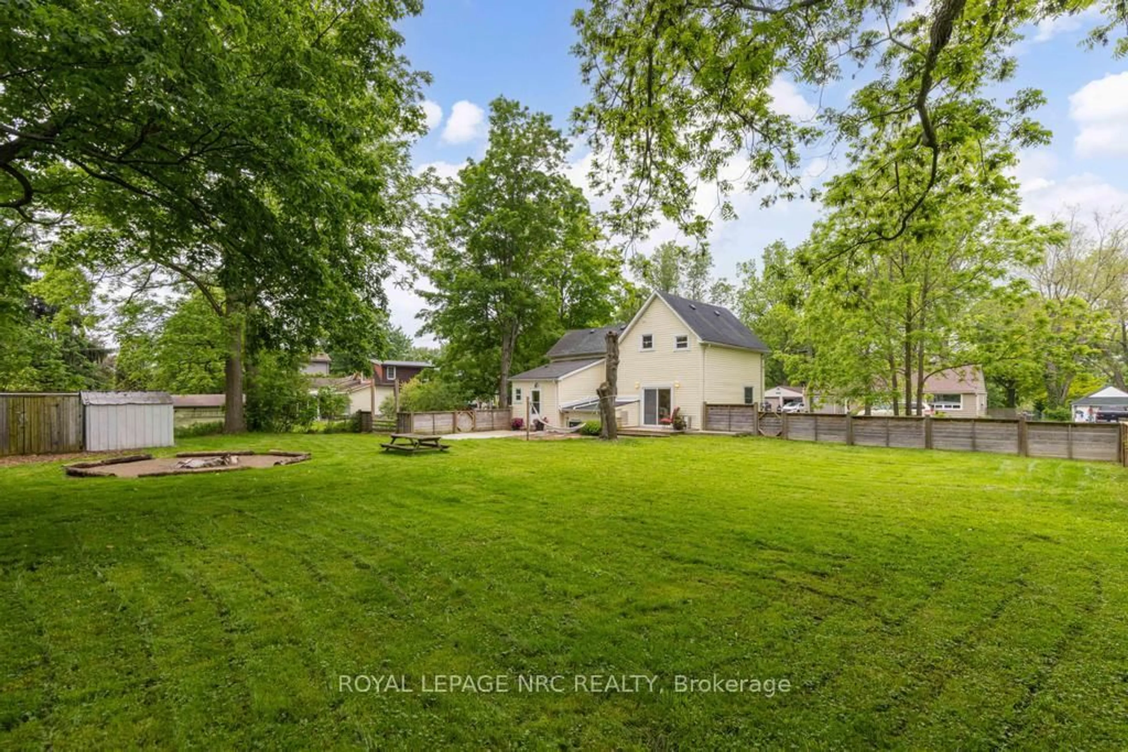 A pic from outside/outdoor area/front of a property/back of a property/a pic from drone, unknown for 474 North Mill St, Fort Erie Ontario L0S 1N0