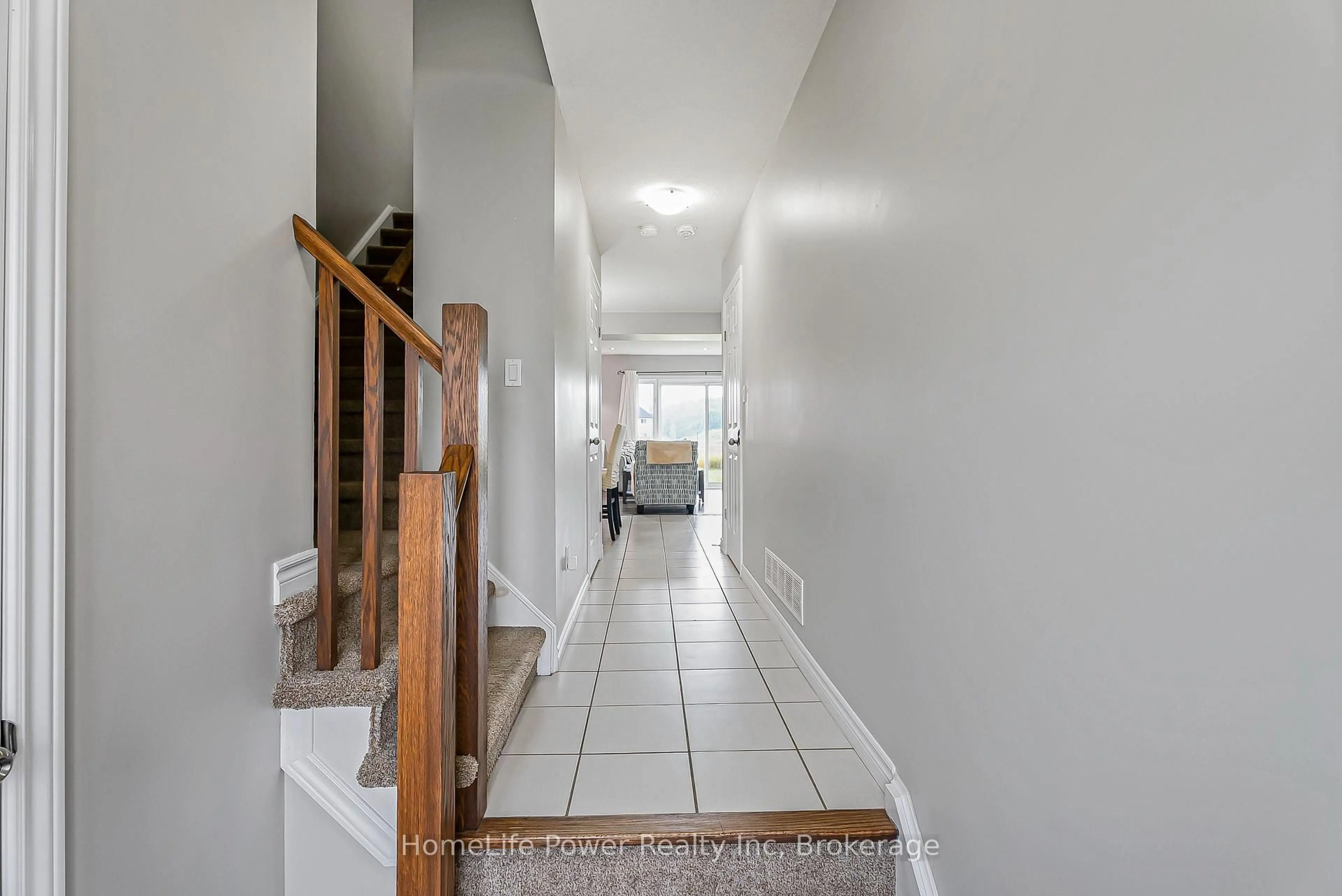 Indoor entryway for 1426 Caen Ave, Woodstock Ontario N4T 0J7