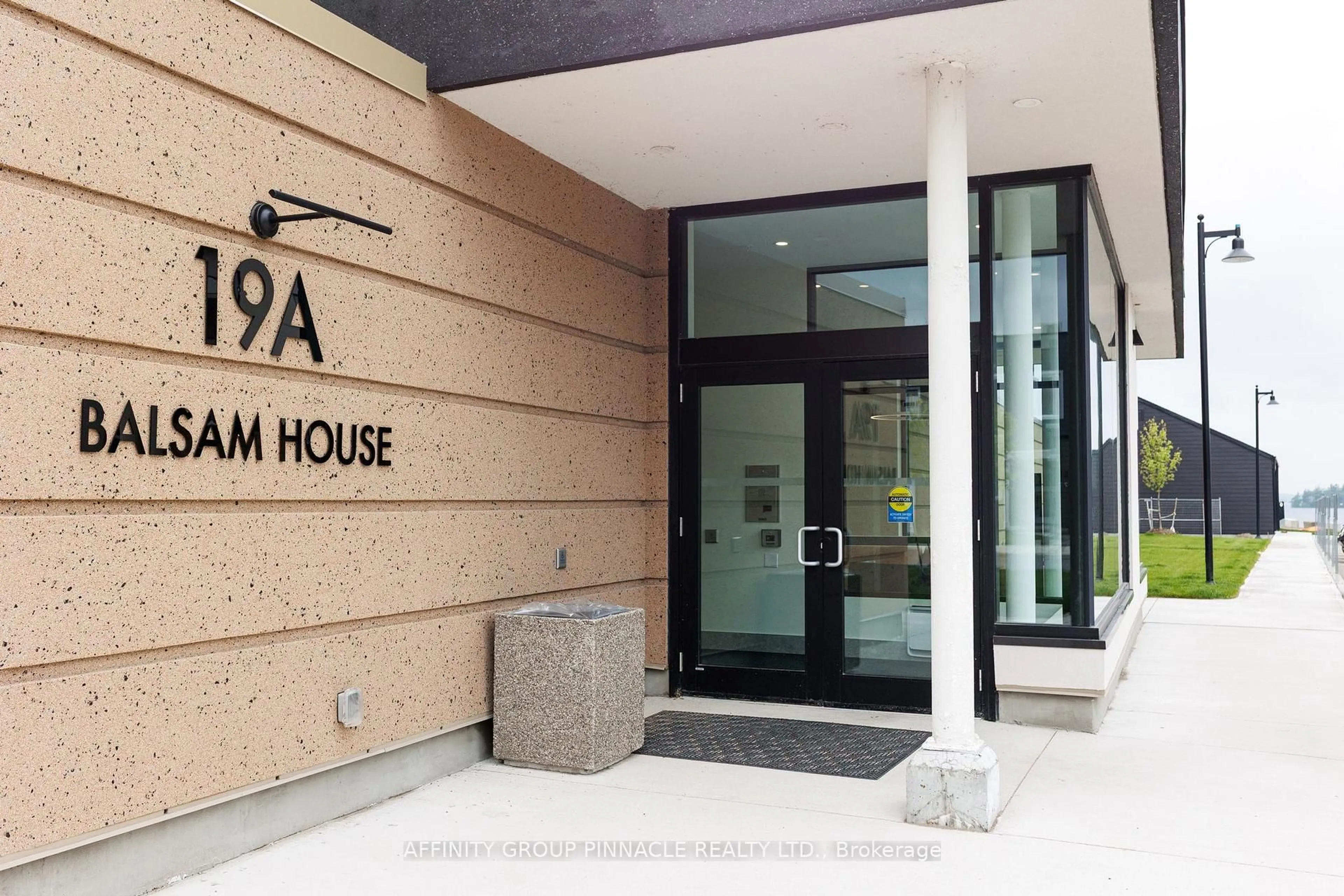 Indoor foyer for 19A West St #302, Kawartha Lakes Ontario K0M 1N0