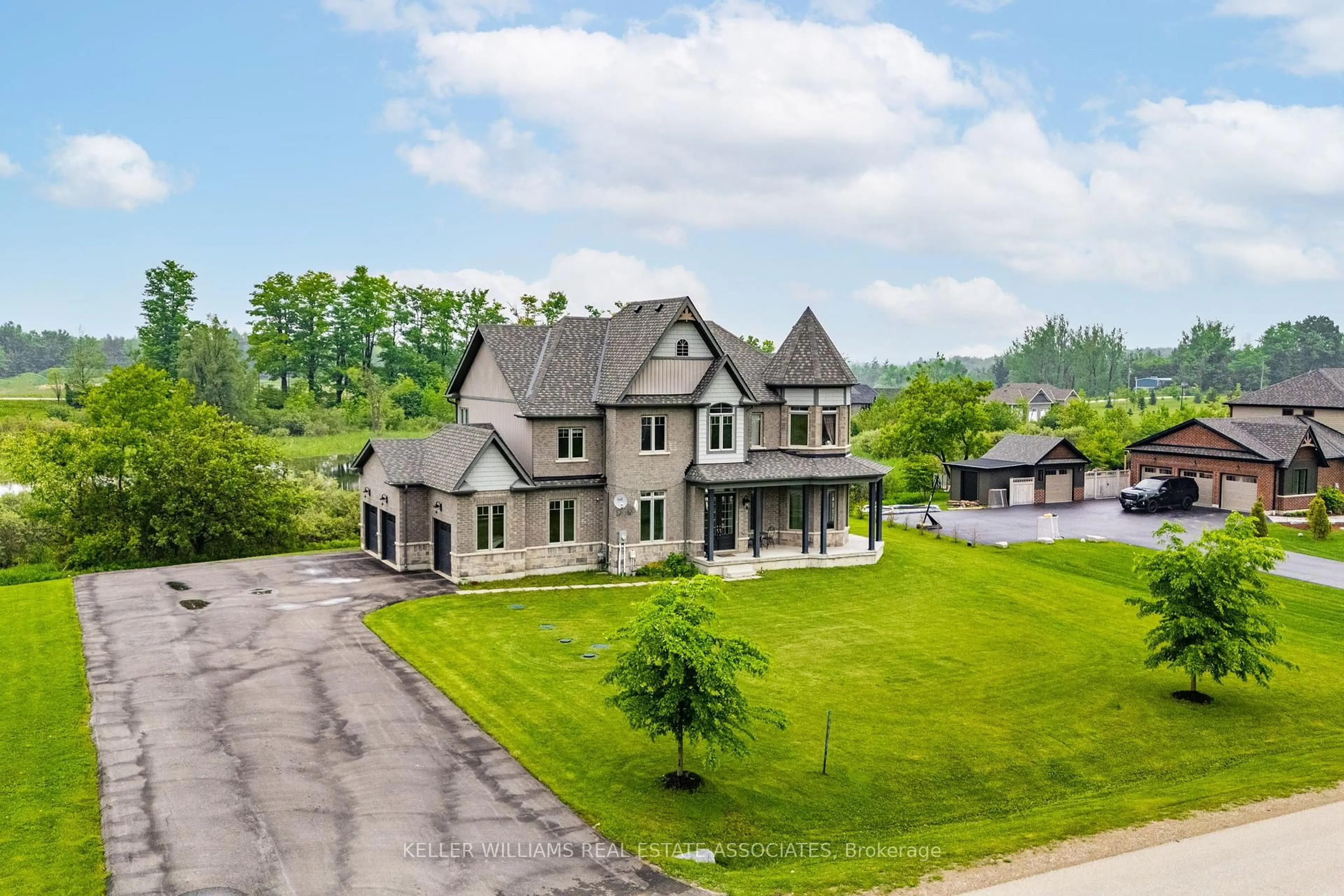 A pic from outside/outdoor area/front of a property/back of a property/a pic from drone, unknown for 7 Country Meadows Dr, Amaranth Ontario L9V 3T8