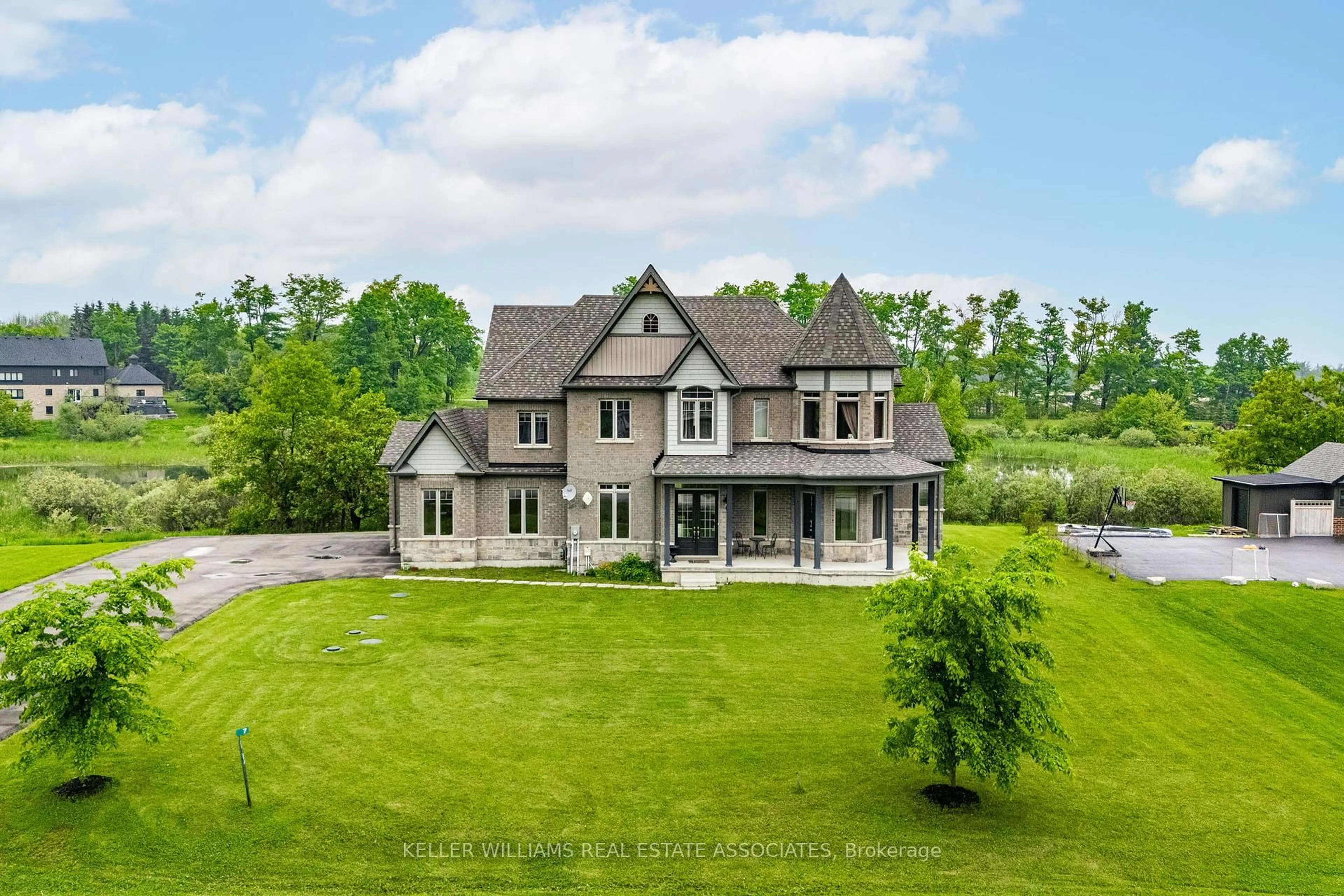 A pic from outside/outdoor area/front of a property/back of a property/a pic from drone, unknown for 7 Country Meadows Dr, Amaranth Ontario L9V 3T8