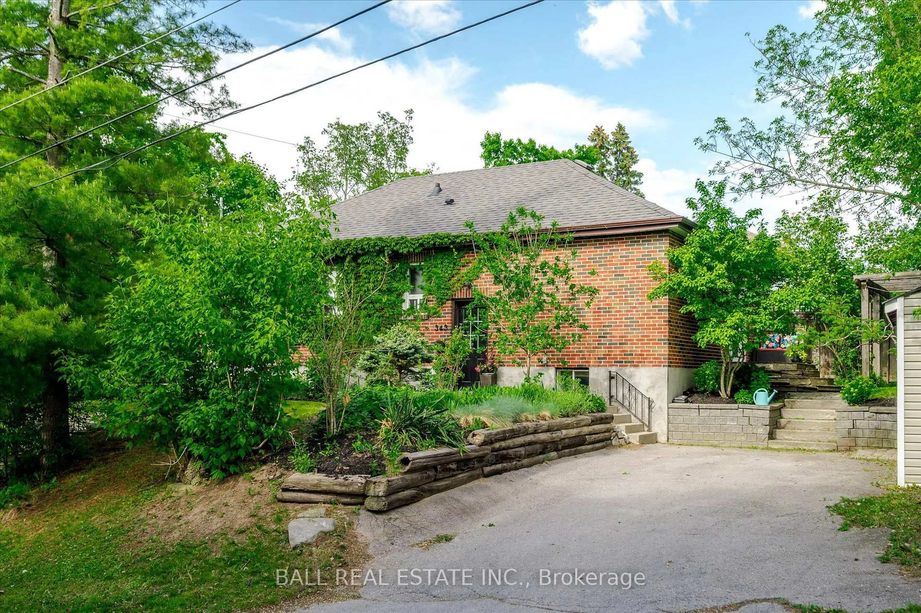 A pic from outside/outdoor area/front of a property/back of a property/a pic from drone, street for 343 Euclid Ave, Peterborough Ontario K9H 1M7