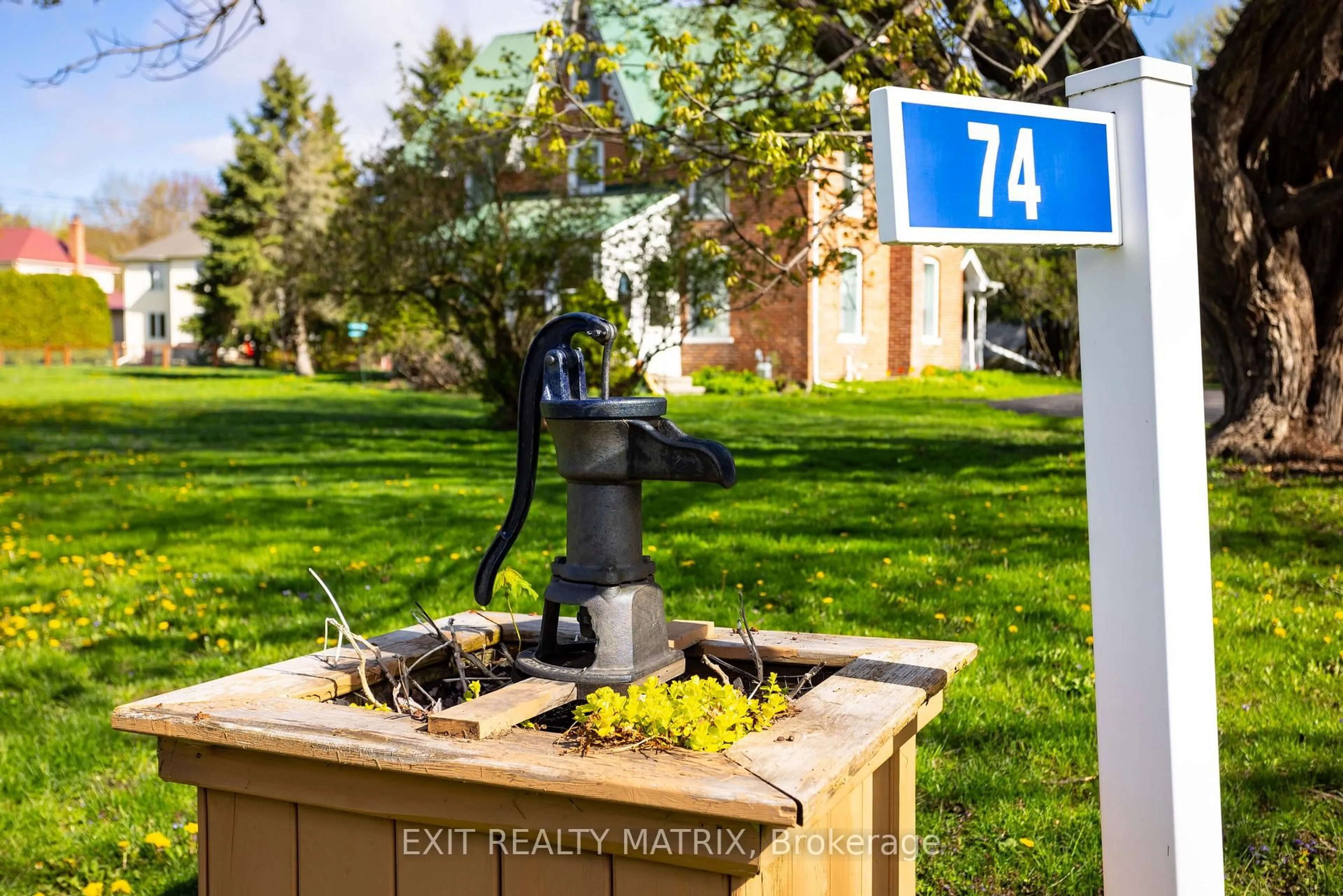 Patio, street for 74 CRAIG St, Russell Ontario K4R 1A2