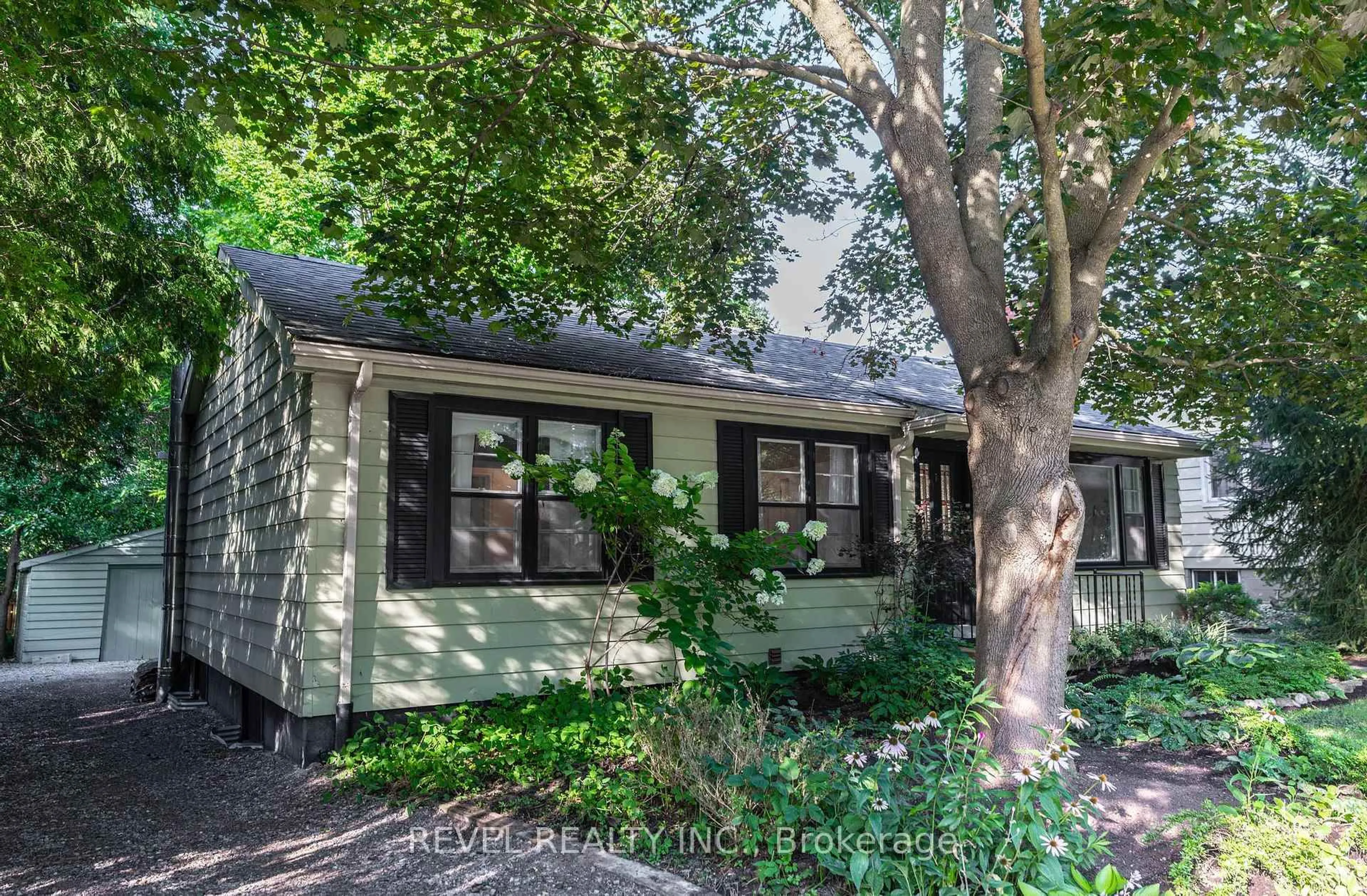 Home with vinyl exterior material, street for 31 Academy St, Hamilton Ontario L9G 2X8