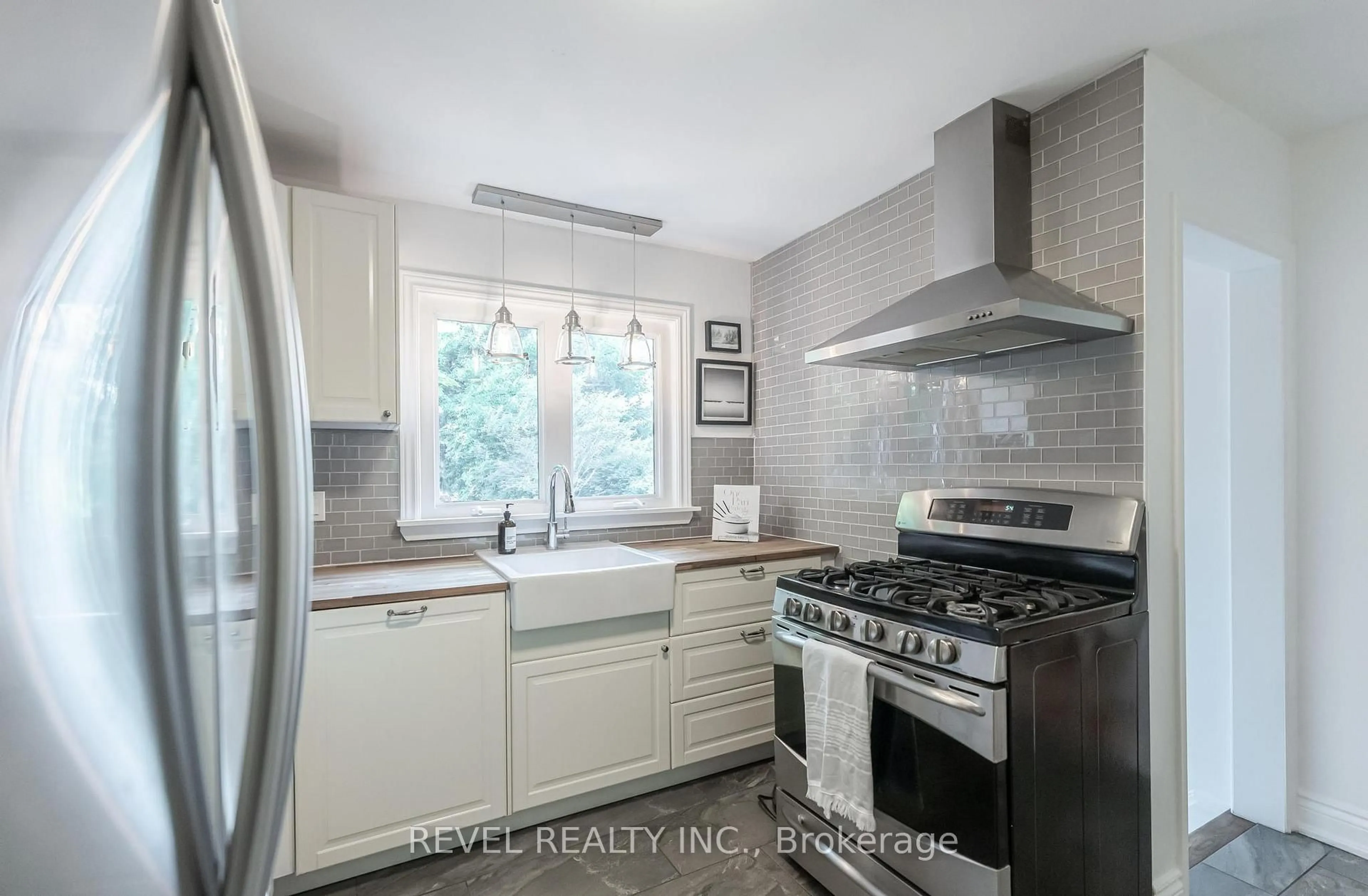 Standard kitchen, ceramic/tile floor for 31 Academy St, Hamilton Ontario L9G 2X8
