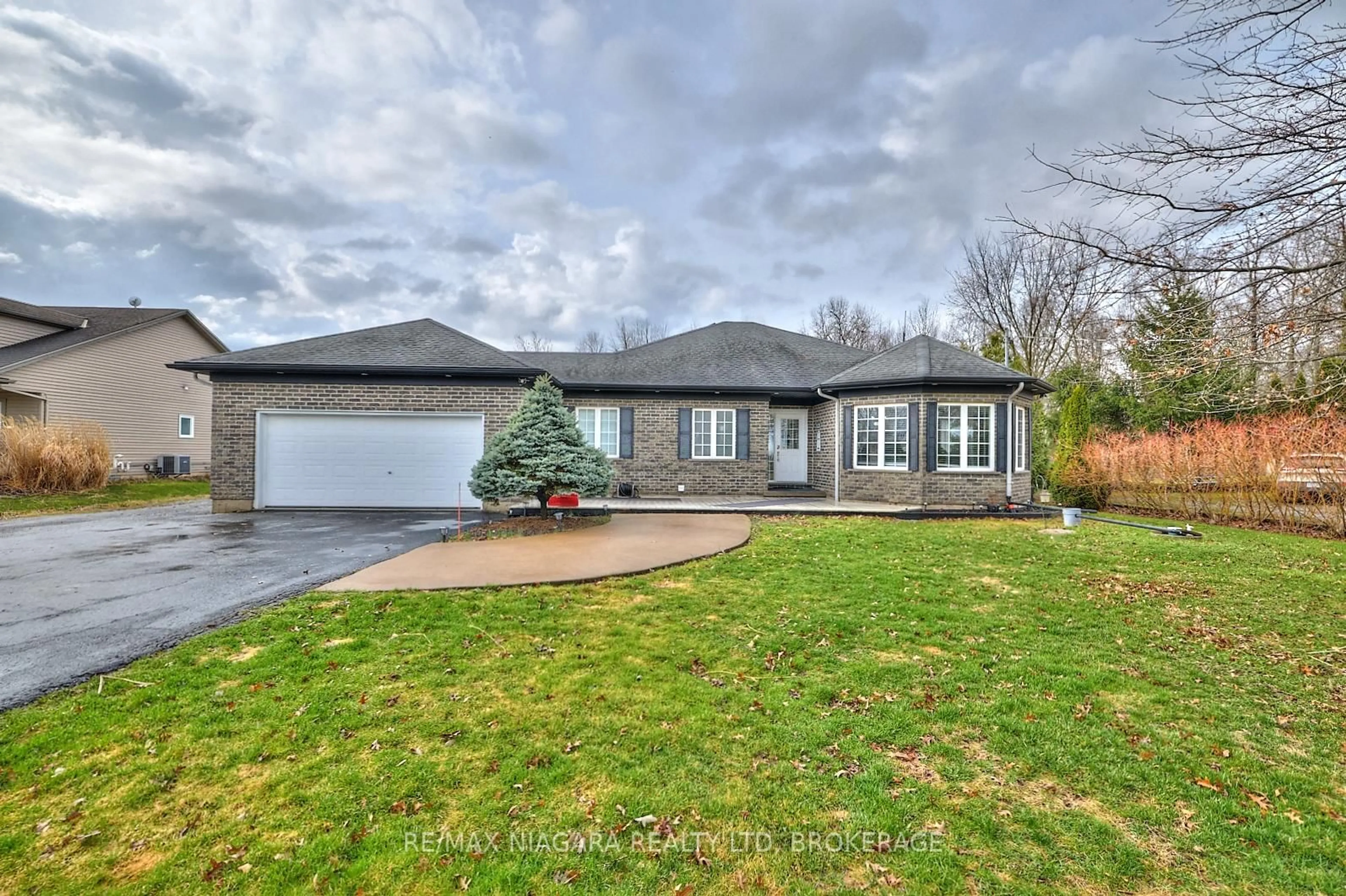 Home with brick exterior material, street for 637 Carl Rd, Welland Ontario L0S 1K0