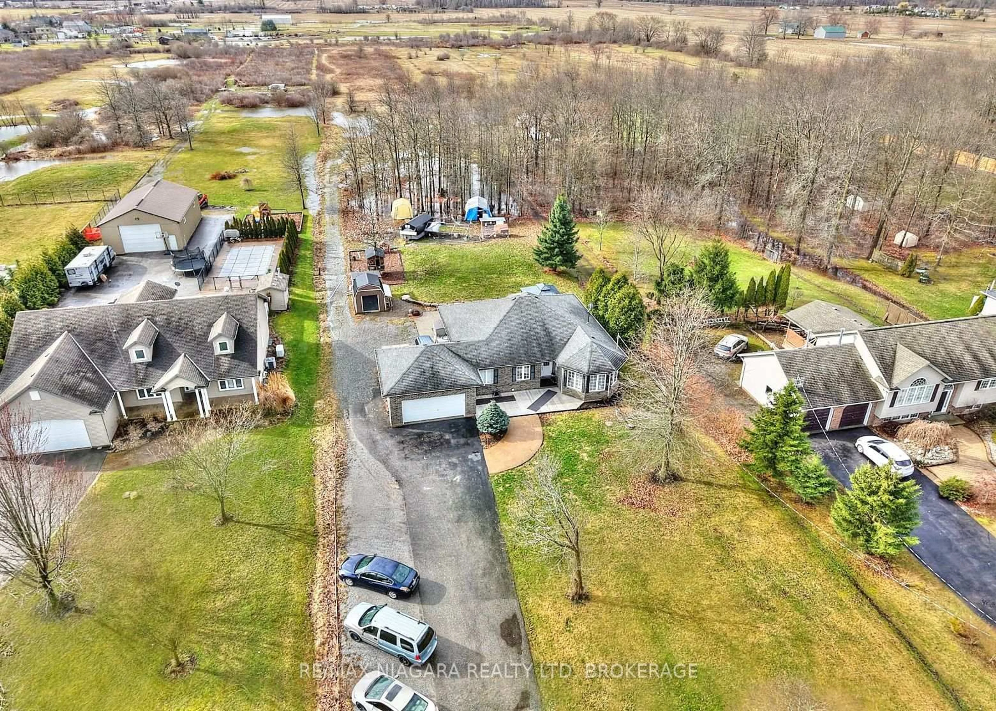A pic from outside/outdoor area/front of a property/back of a property/a pic from drone, mountain view for 637 Carl Rd, Welland Ontario L0S 1K0