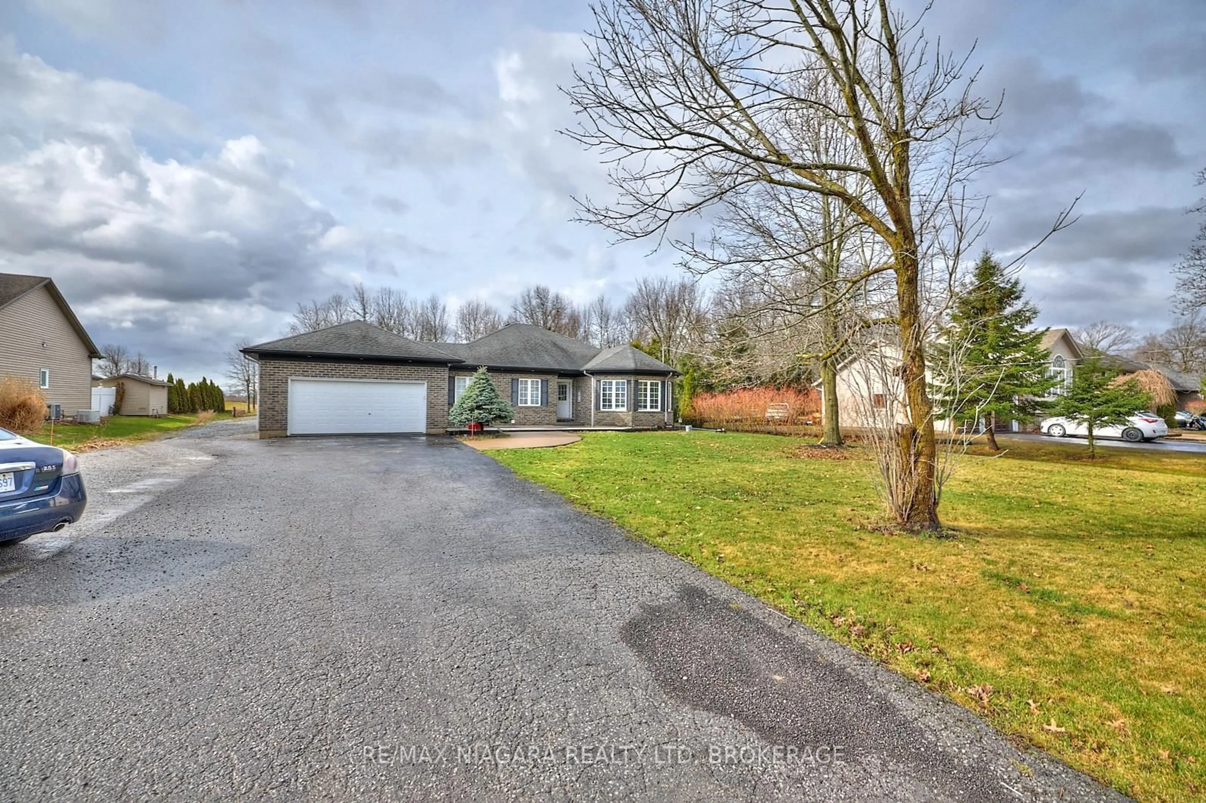 A pic from outside/outdoor area/front of a property/back of a property/a pic from drone, street for 637 Carl Rd, Welland Ontario L0S 1K0