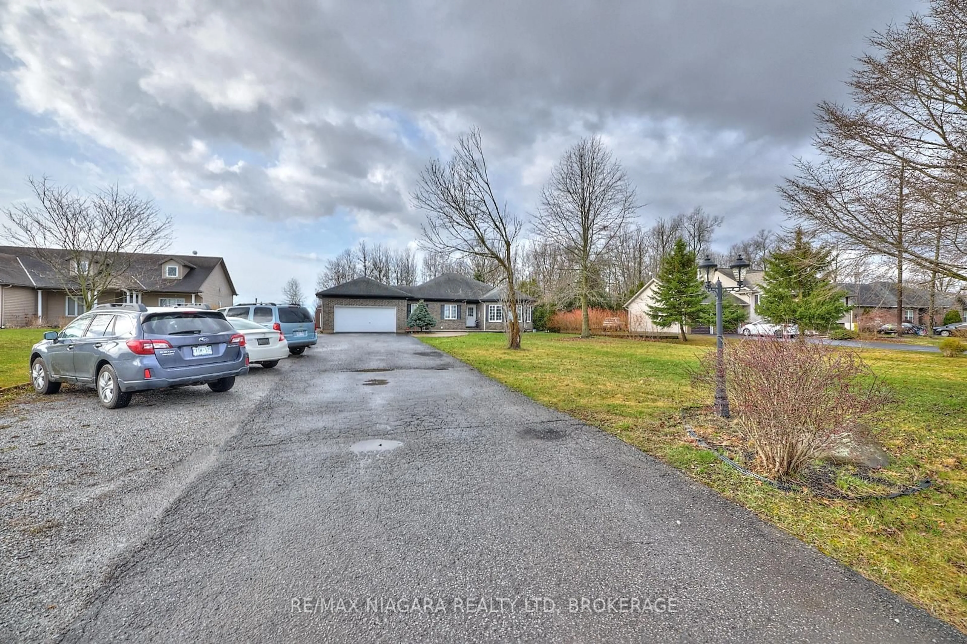 A pic from outside/outdoor area/front of a property/back of a property/a pic from drone, street for 637 Carl Rd, Welland Ontario L0S 1K0