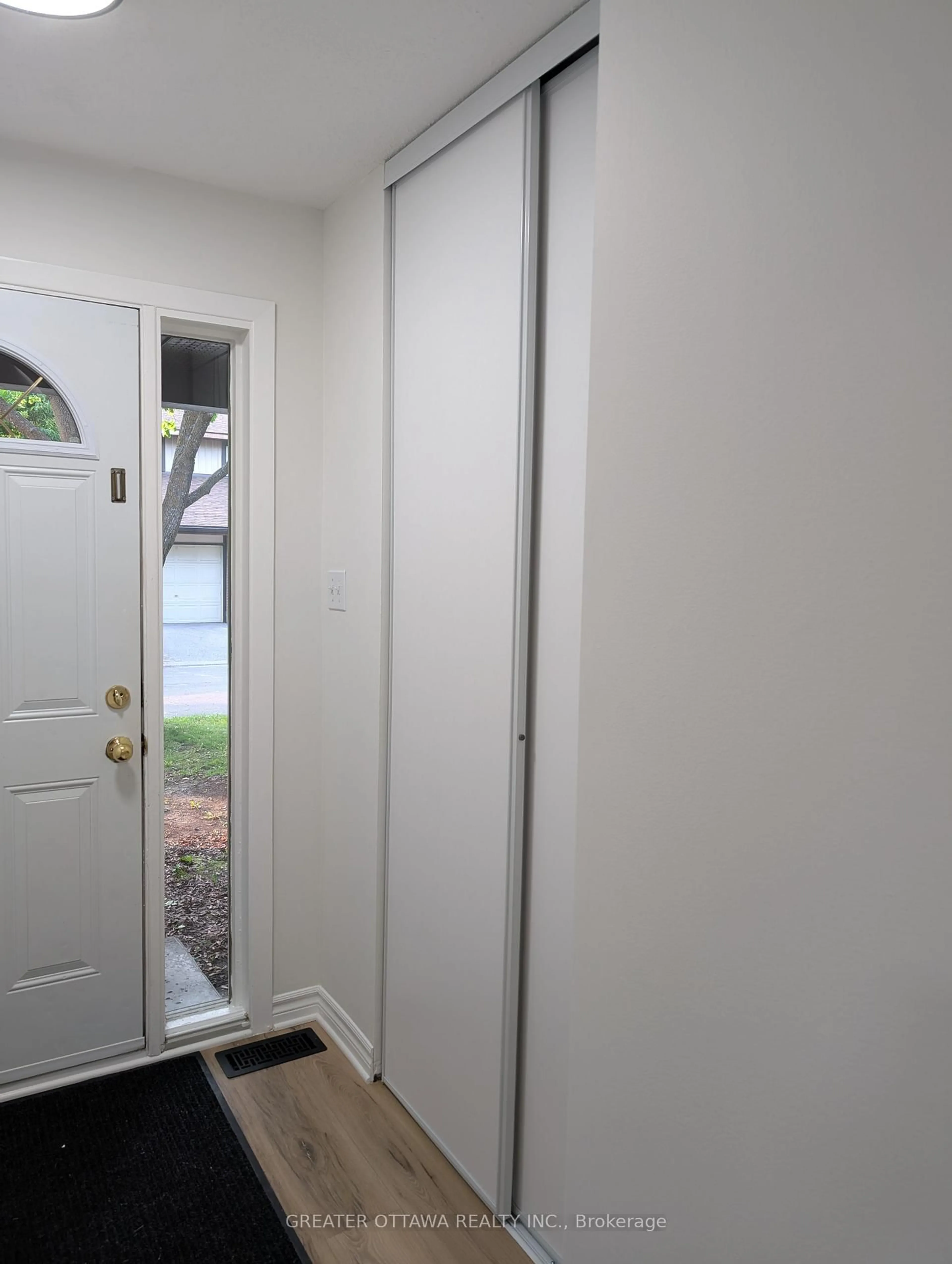 Indoor entryway for 76 Clarkson Cres, Ottawa Ontario K2L 3E2