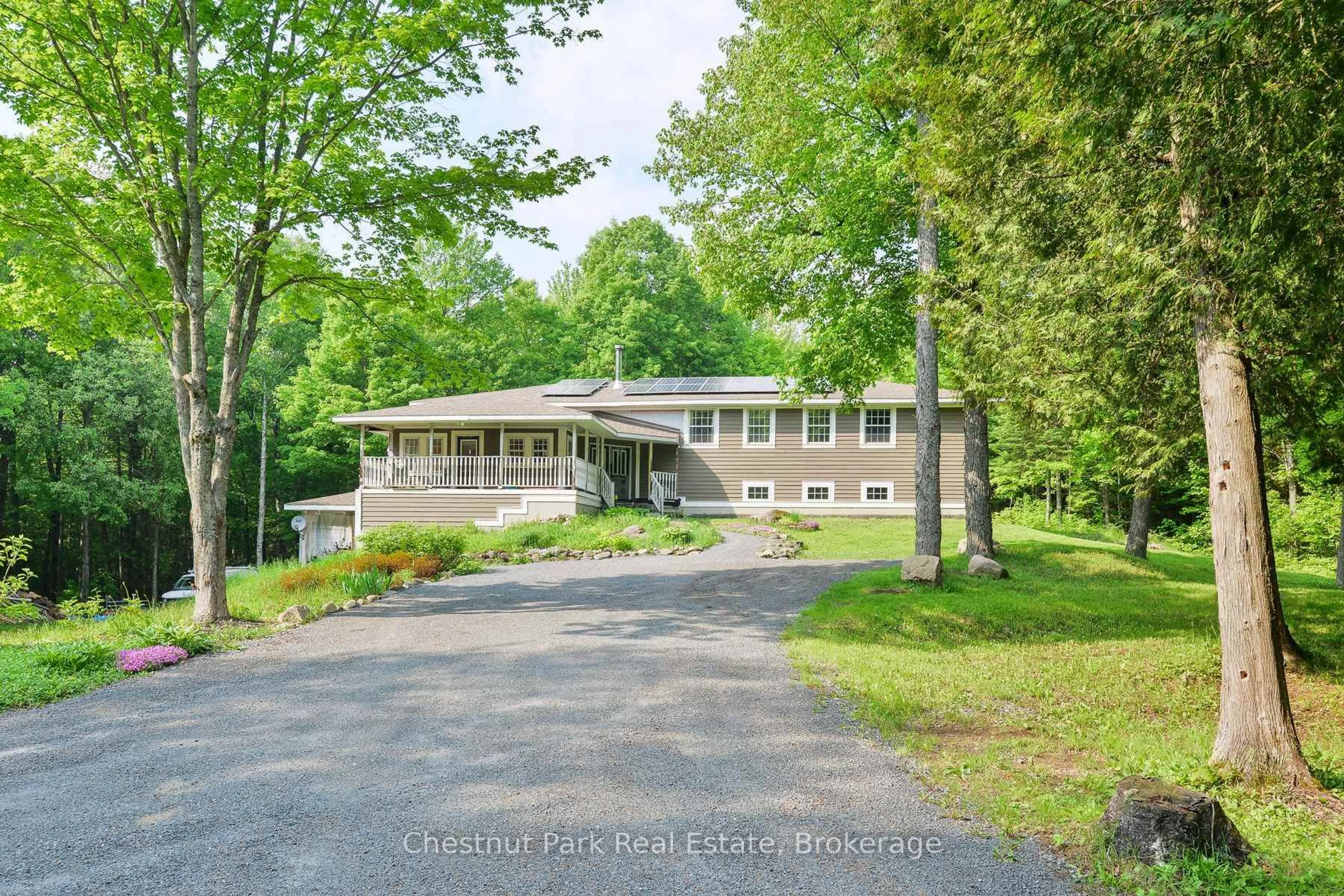 A pic from outside/outdoor area/front of a property/back of a property/a pic from drone, unknown for 628 Lynx Lake Rd, Huntsville Ontario P1H 2J3