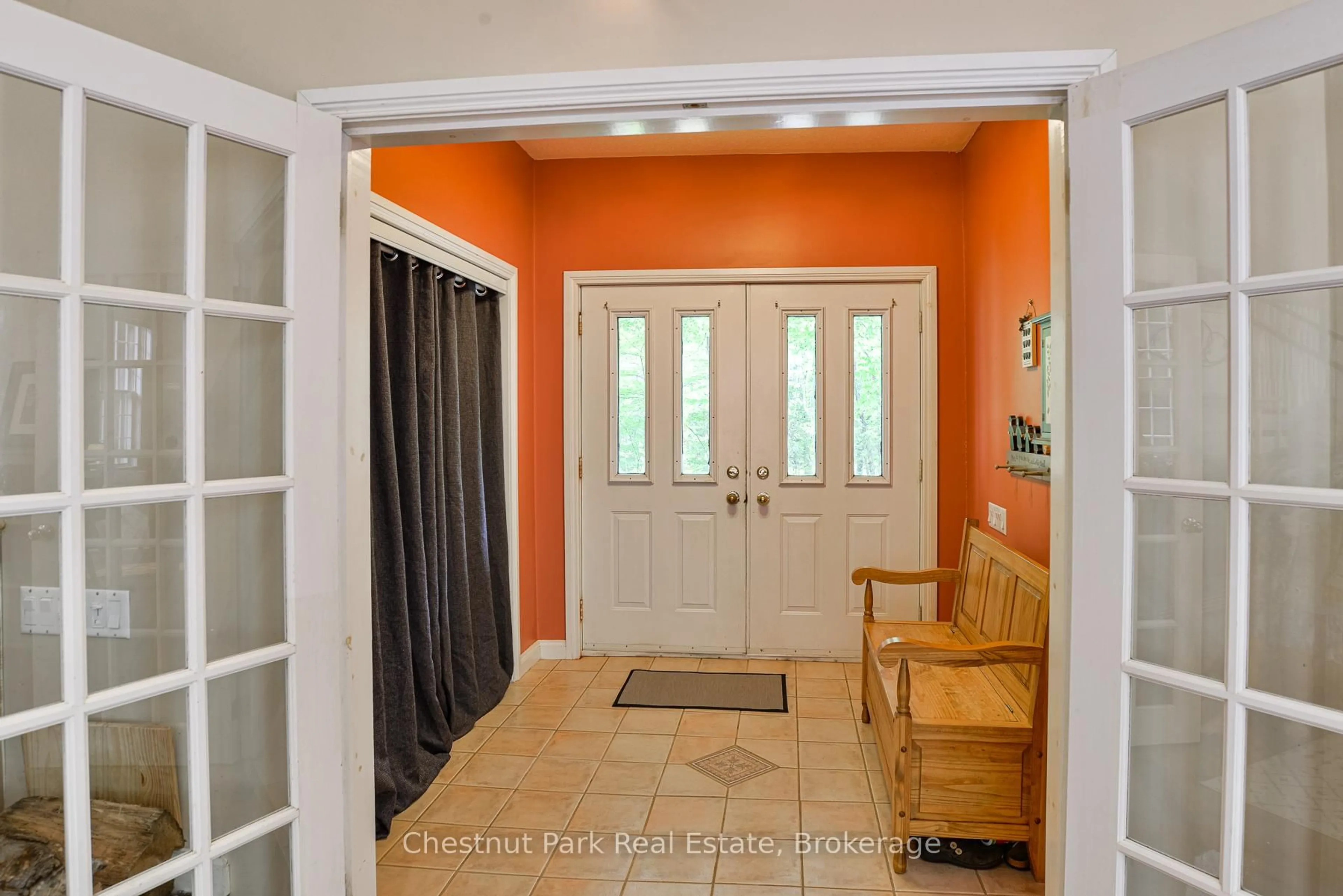 Indoor entryway for 628 Lynx Lake Rd, Huntsville Ontario P1H 2J3
