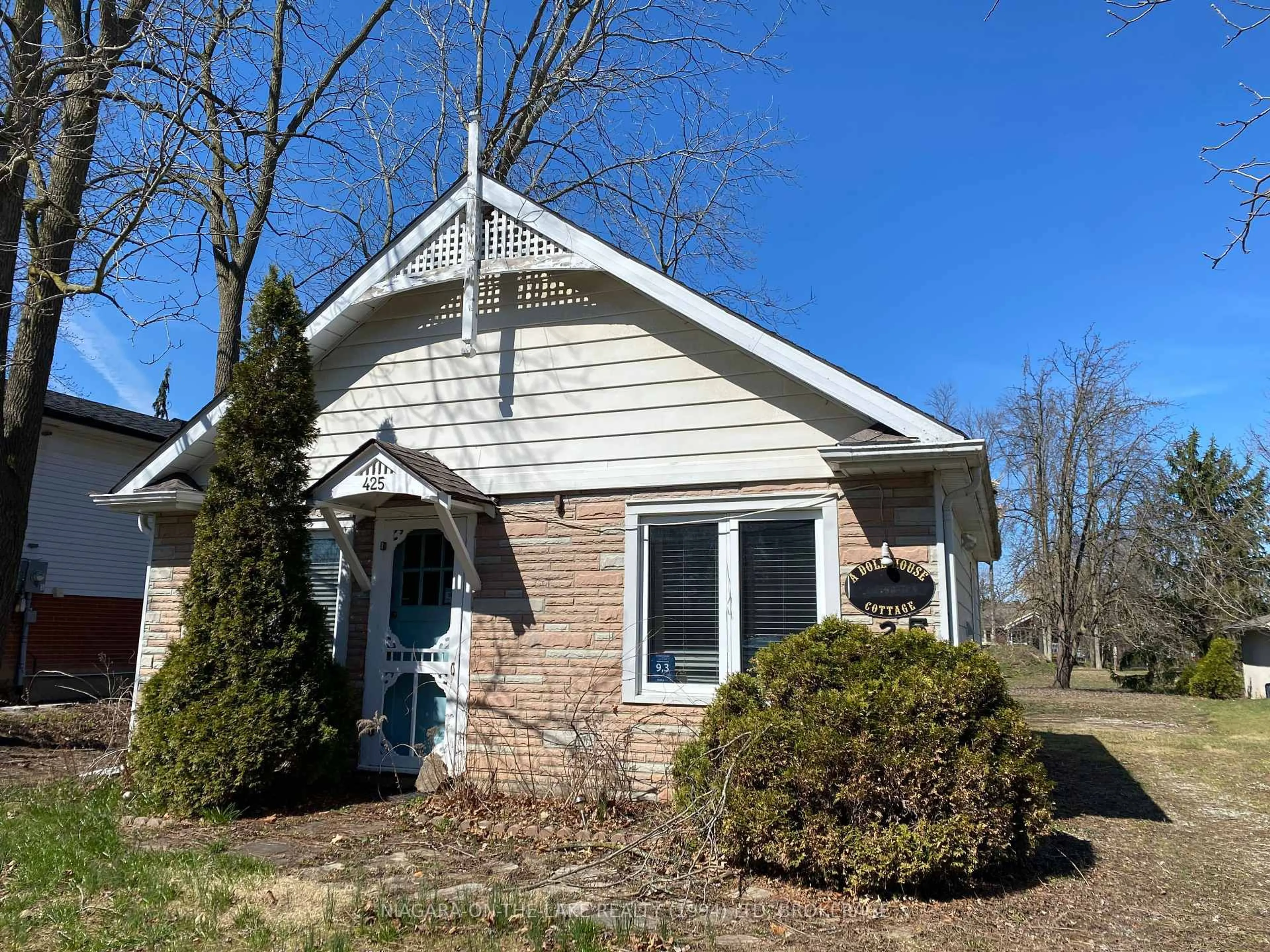 Home with vinyl exterior material, street for 425 Gate St, Niagara-on-the-Lake Ontario L0S 1J0