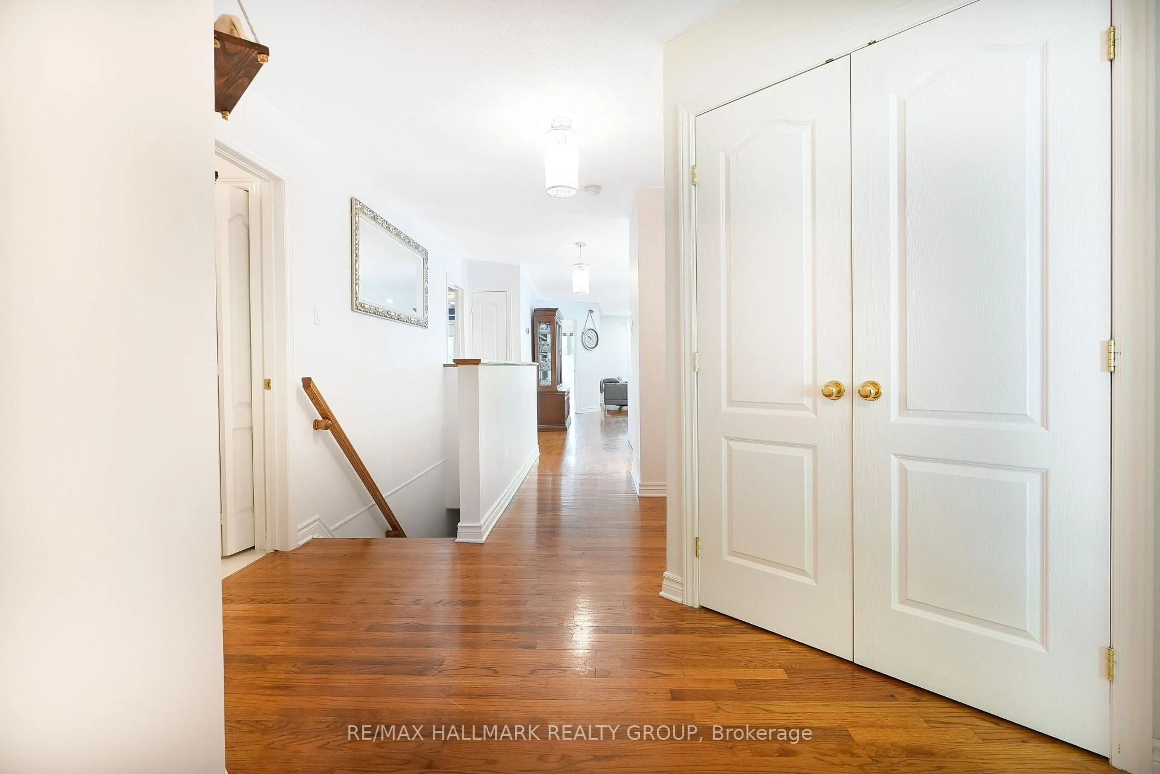 Indoor foyer for 26 Fieldcrest Ave, Ottawa Ontario K2J 4W7