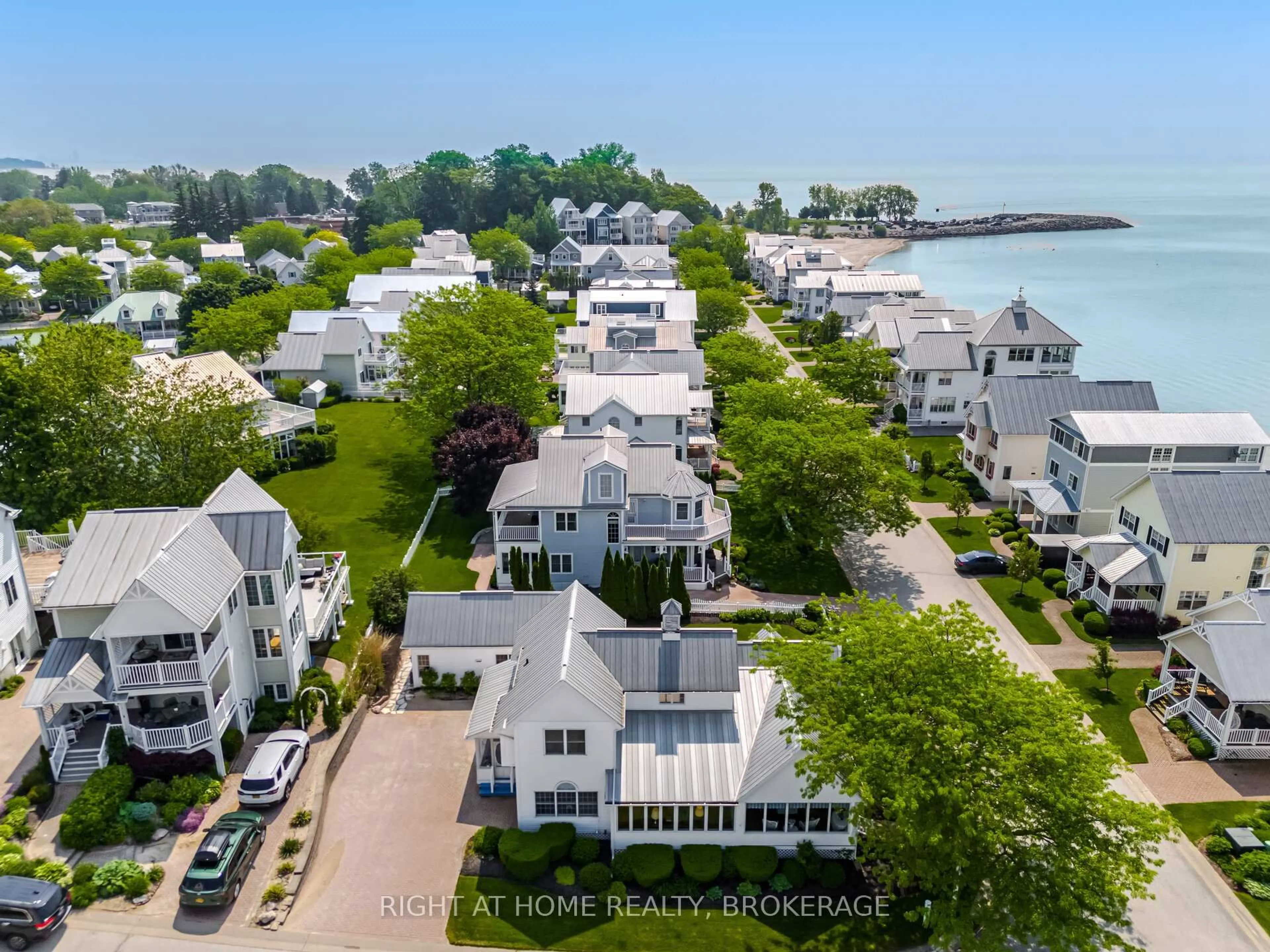A pic from outside/outdoor area/front of a property/back of a property/a pic from drone, unknown for 40 Promenade Way, Fort Erie Ontario L0S 1B0