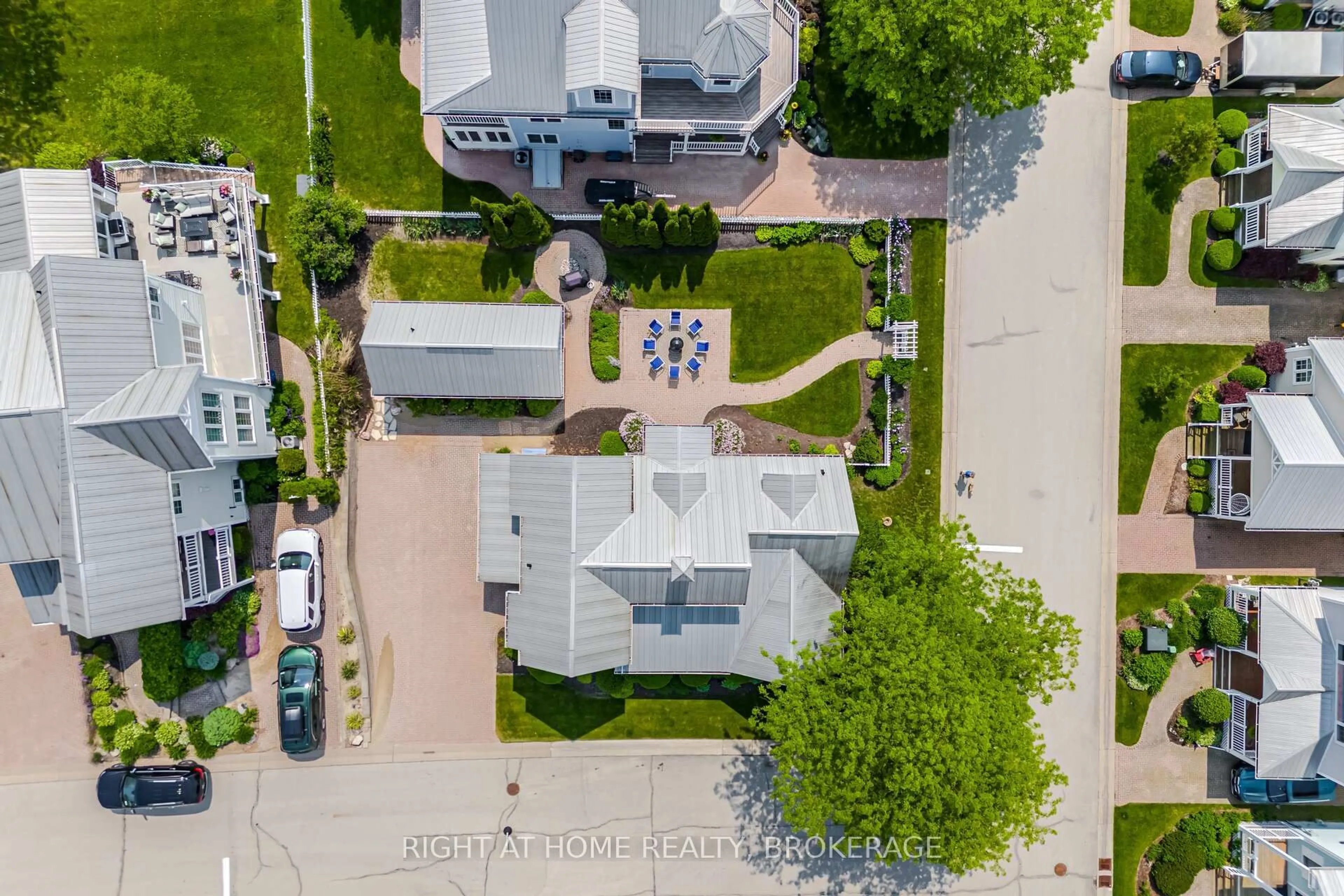 A pic from outside/outdoor area/front of a property/back of a property/a pic from drone, street for 40 Promenade Way, Fort Erie Ontario L0S 1B0