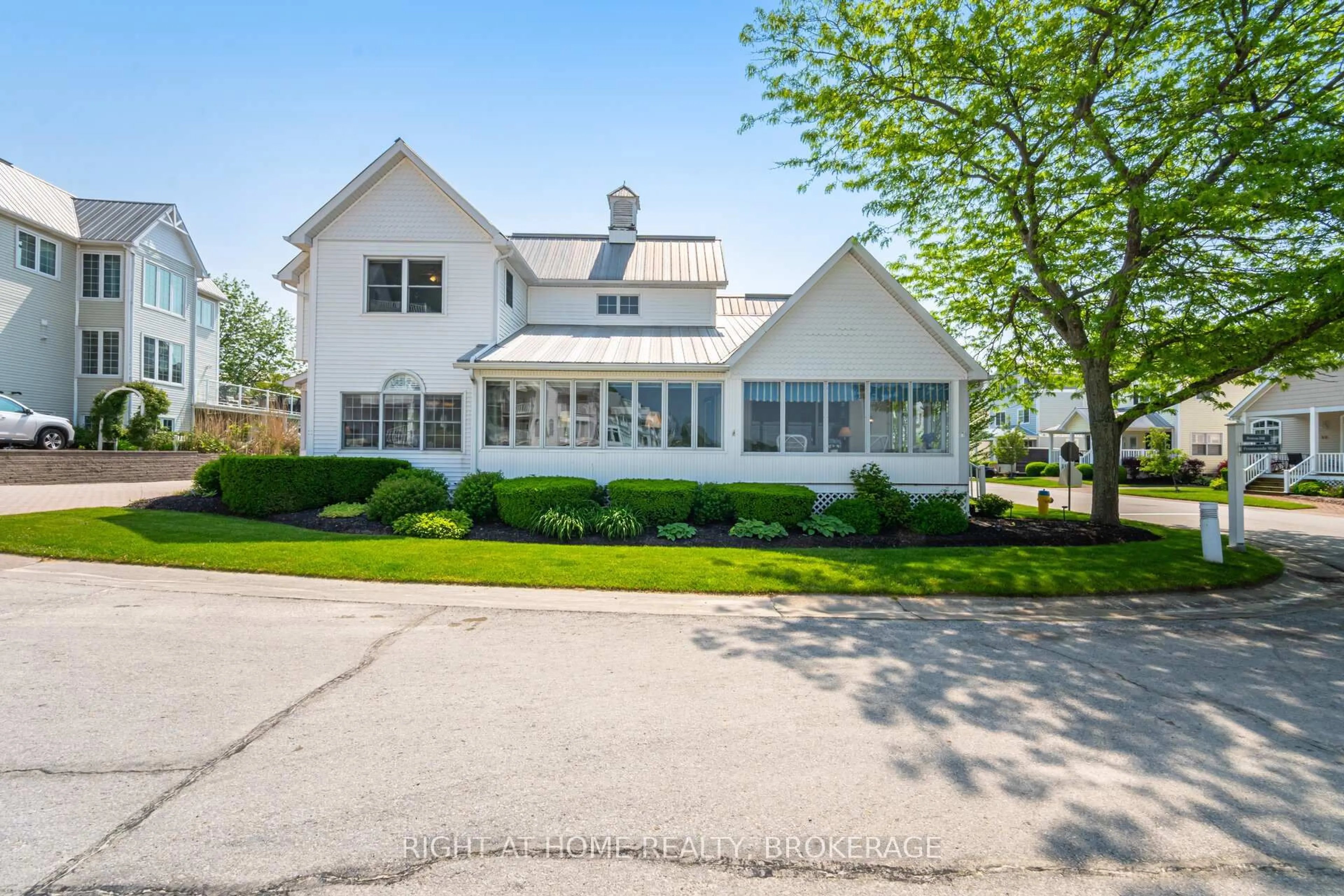 Home with vinyl exterior material, street for 40 Promenade Way, Fort Erie Ontario L0S 1B0