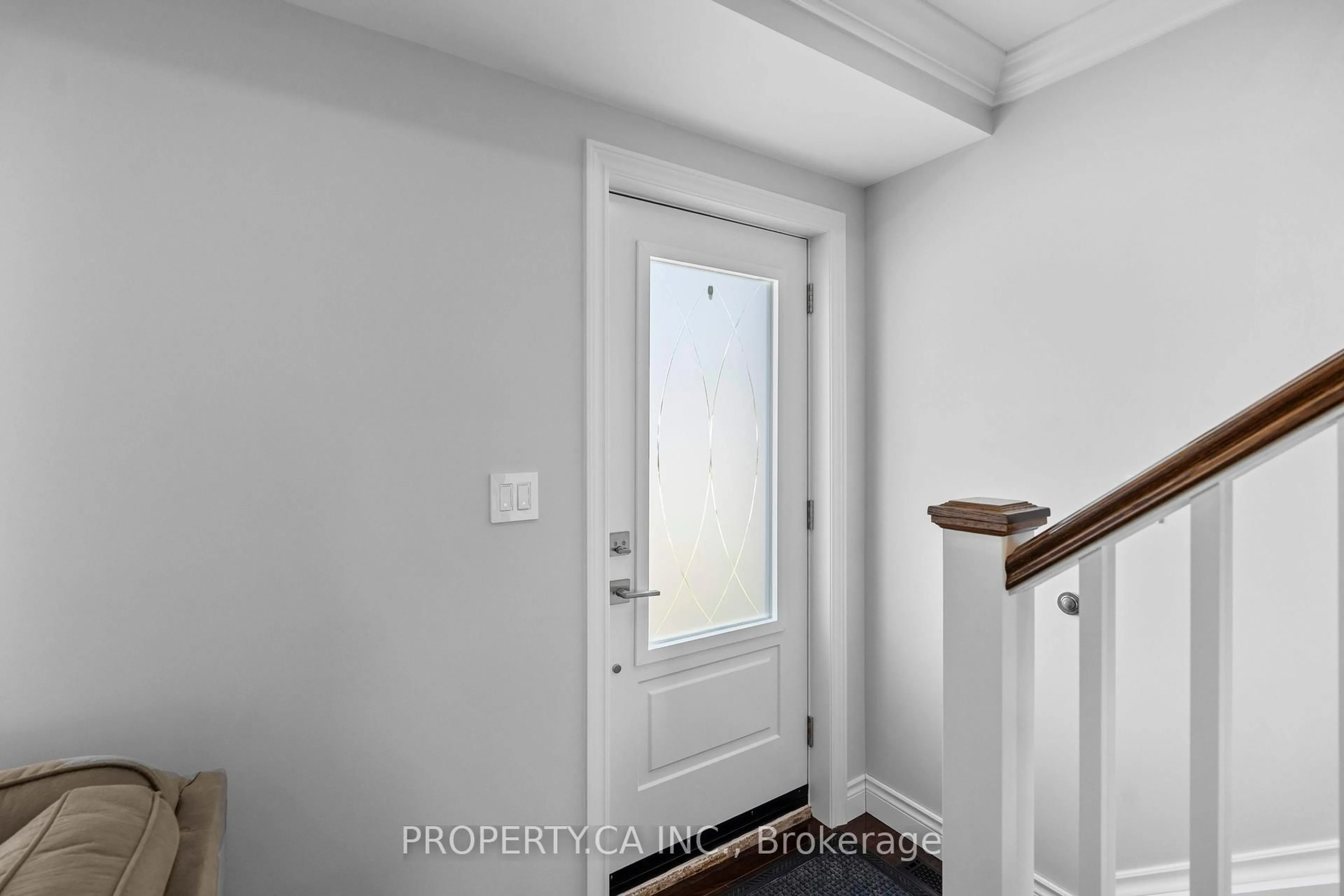 Indoor entryway for 72 Martha St, Hamilton Ontario L8H 2B7