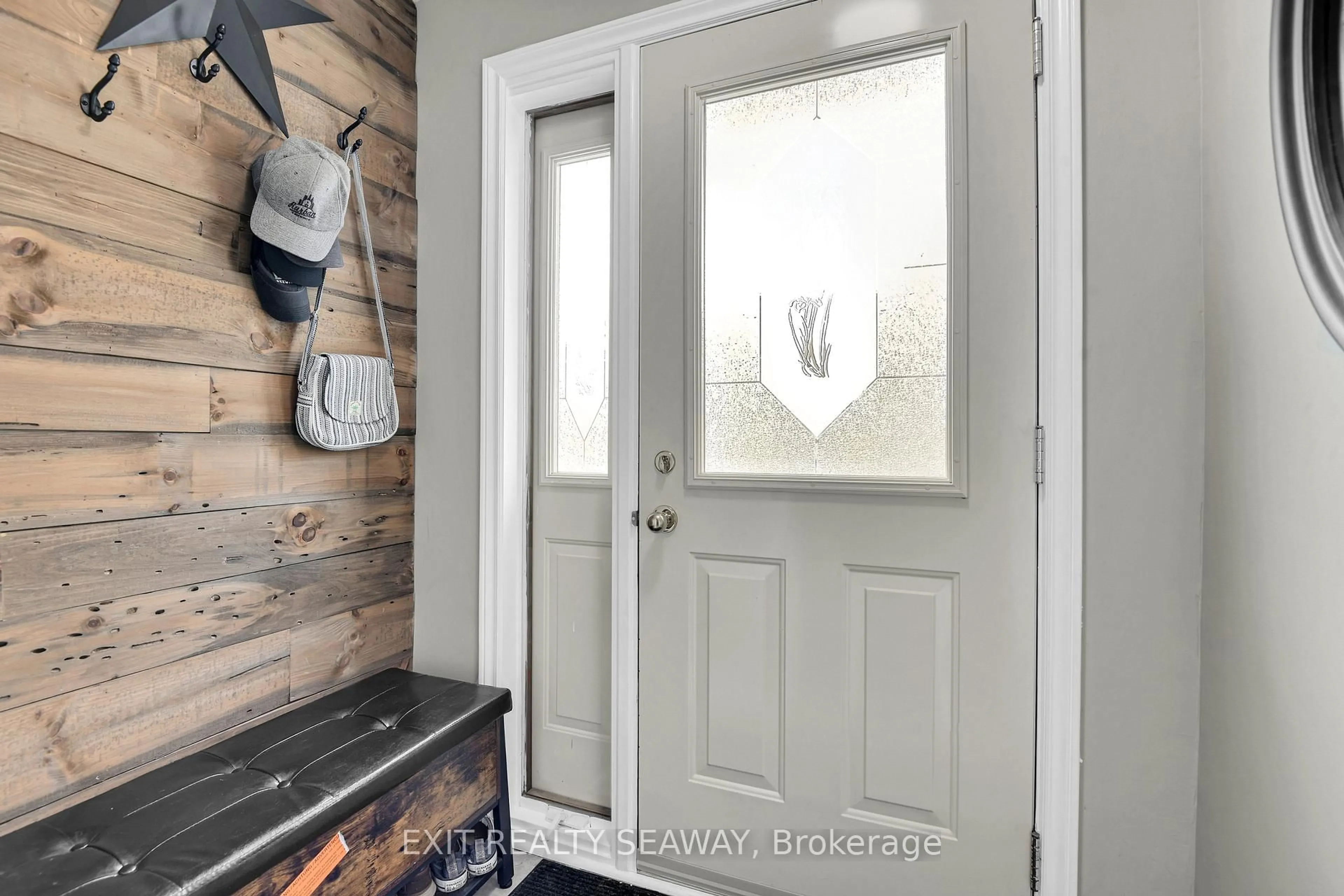Indoor entryway for 1211 Leonard Ave, Cornwall Ontario K6J 1M5