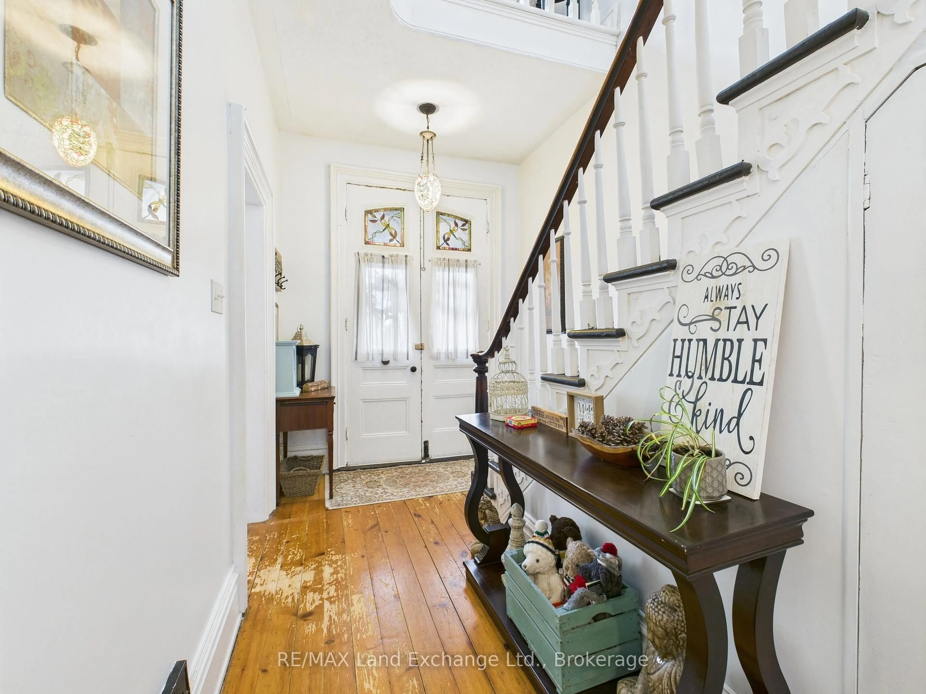 Indoor entryway for 20 Queen St, Huron-Kinloss Ontario N0G 2R0
