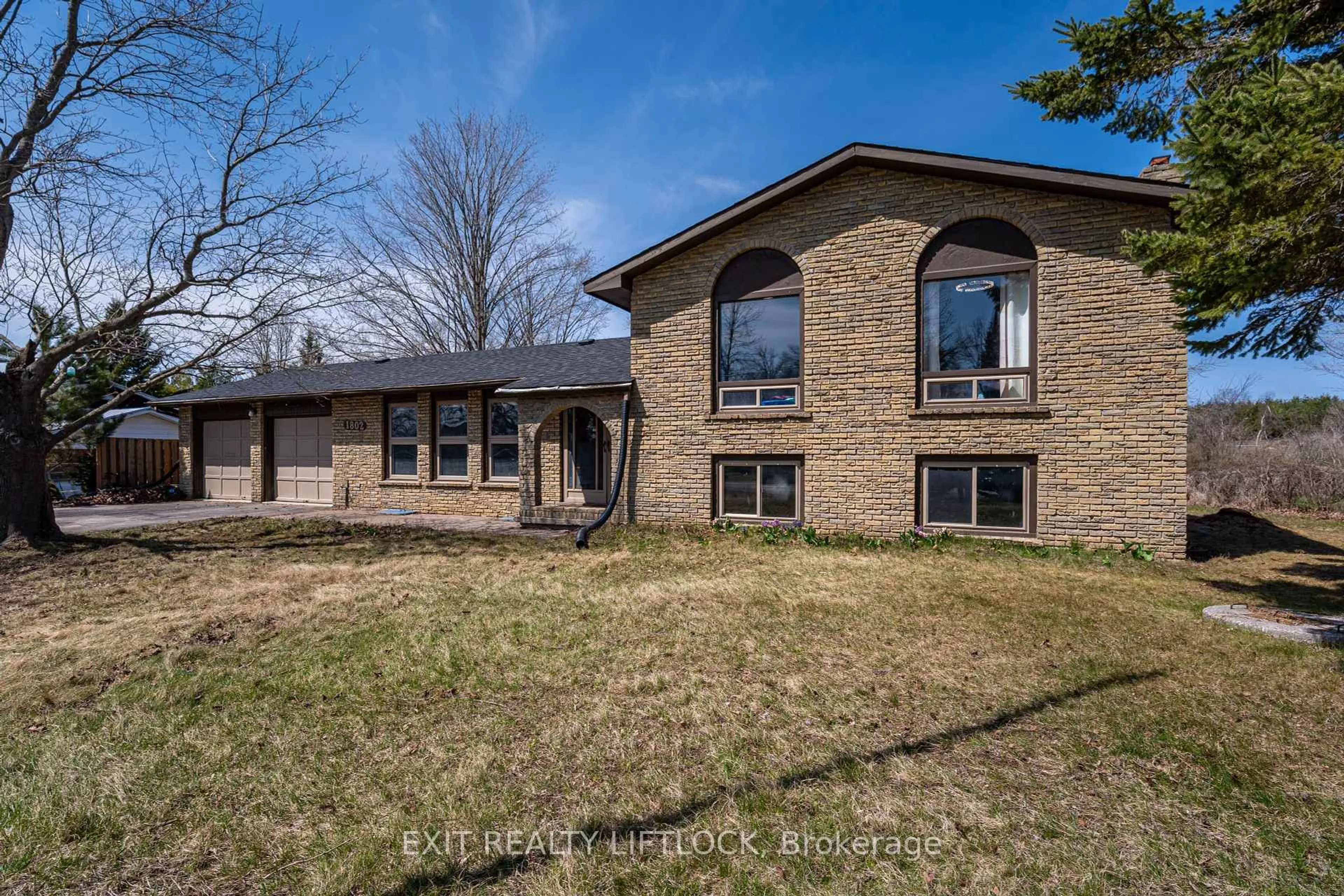 Home with brick exterior material, unknown for 1802 Young's Point Rd, Selwyn Ontario K0L 2H0