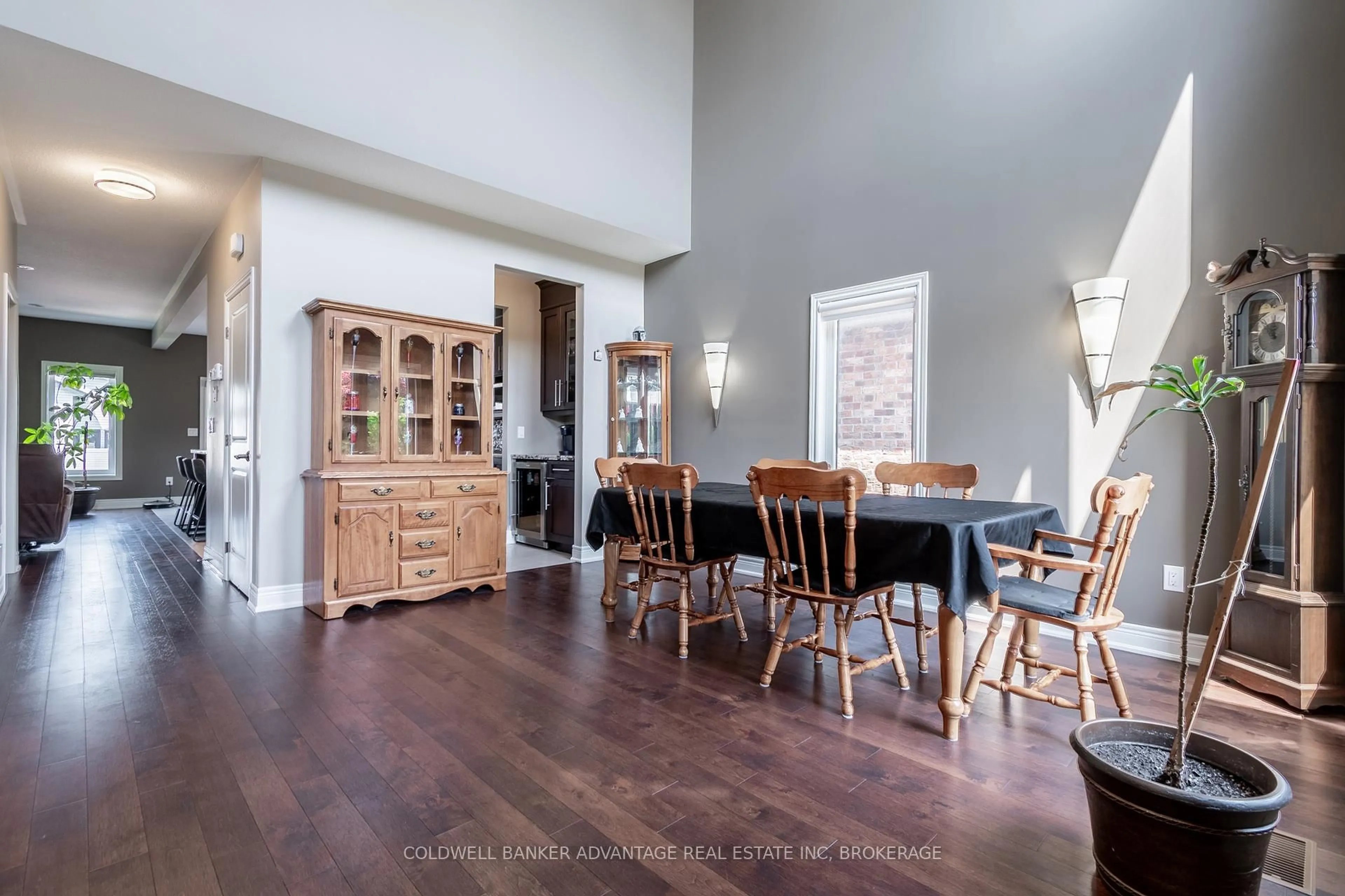 Dining room, wood/laminate floor for 135 Forest Ridge Crt, Welland Ontario L3C 0C2