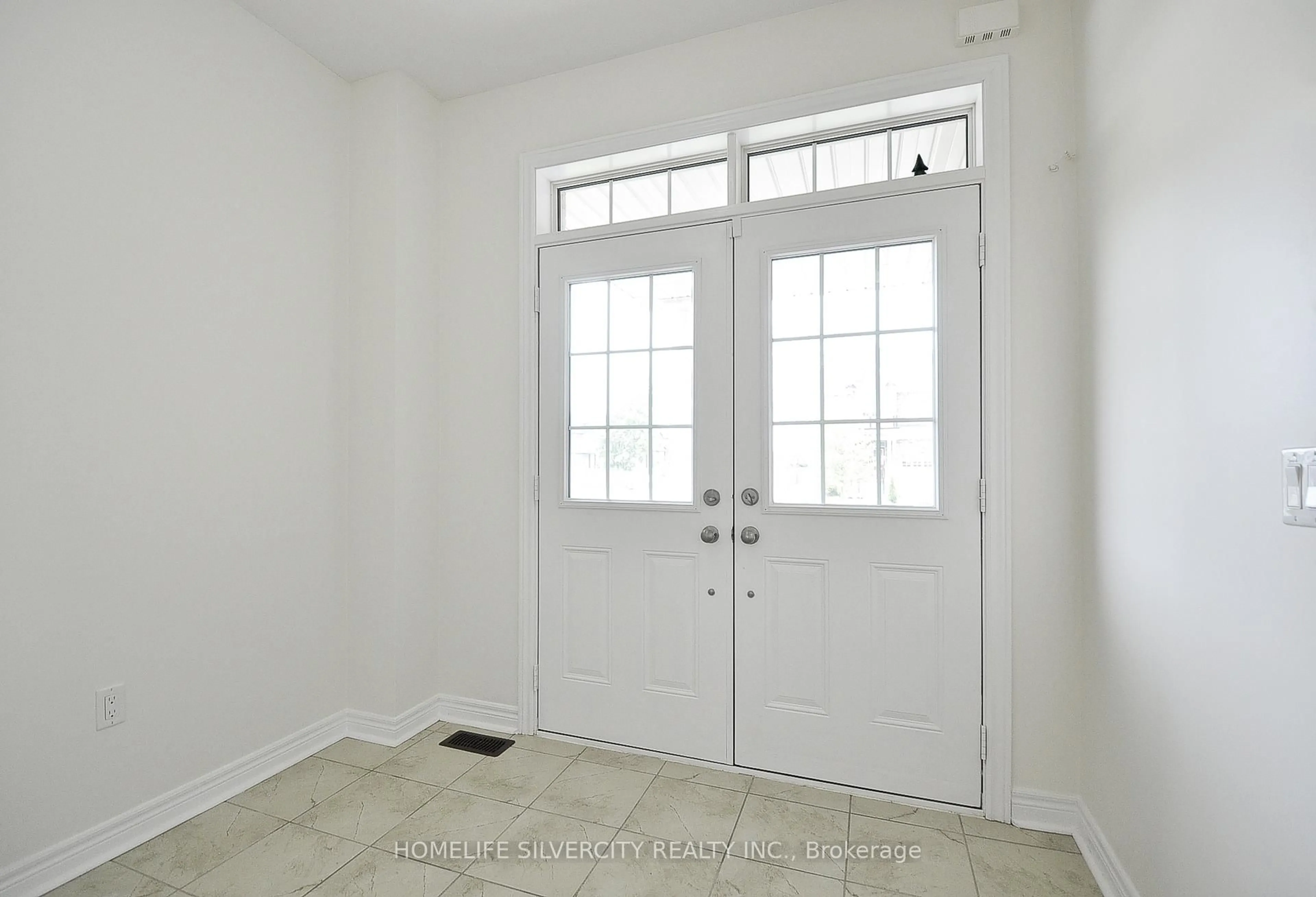 Indoor entryway for 470 Thompson St, Woodstock Ontario N4T 0L5