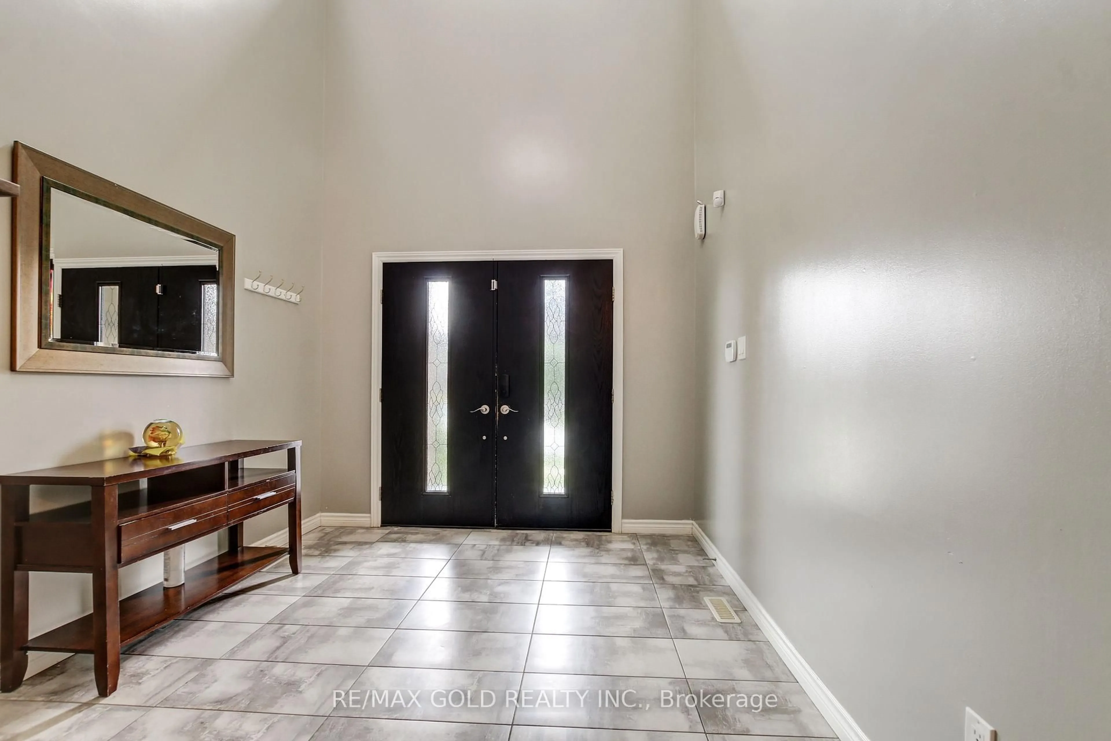 Indoor entryway for 3050 Tokala Tr, London North Ontario N6G 0S7