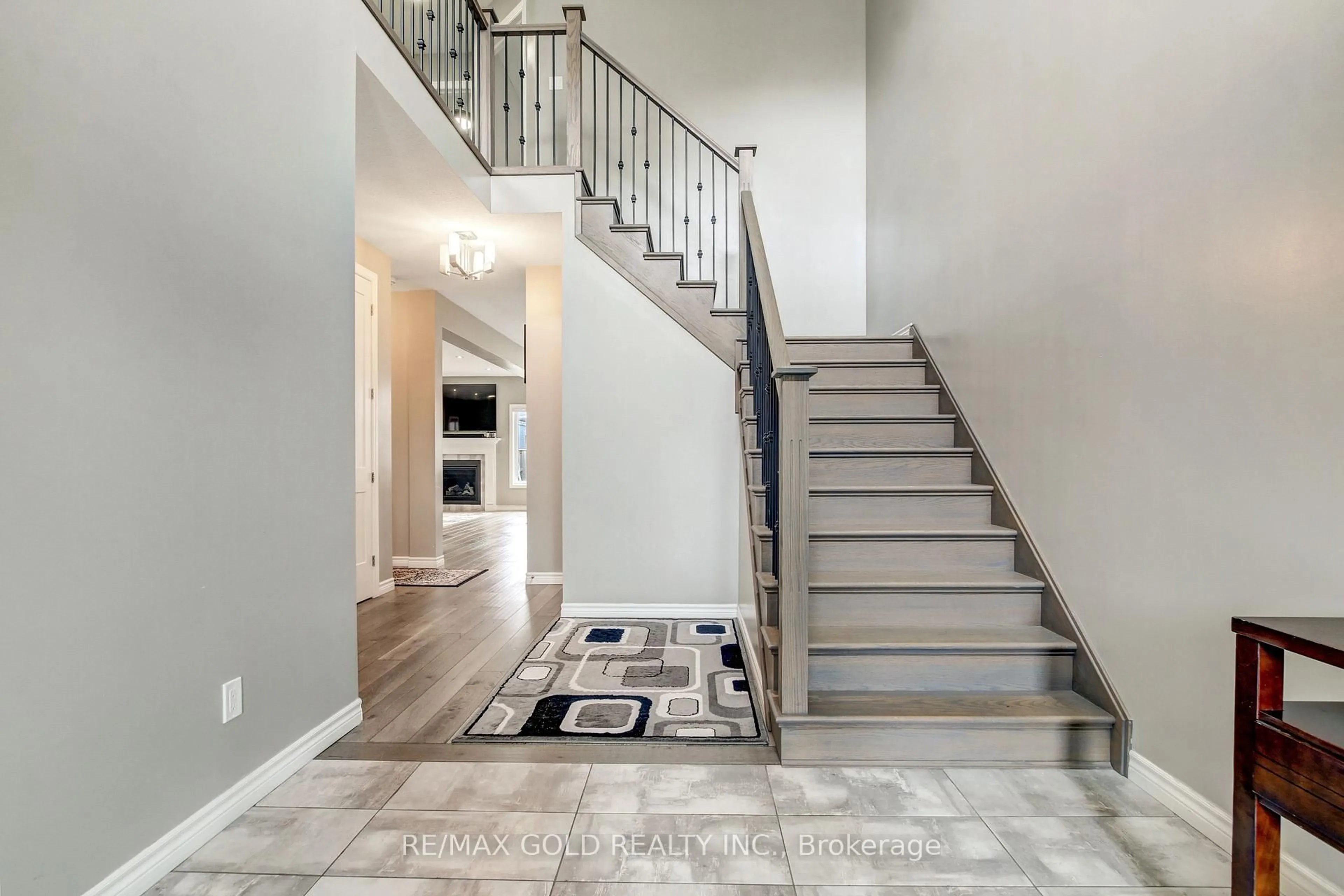 Indoor entryway for 3050 Tokala Tr, London North Ontario N6G 0S7